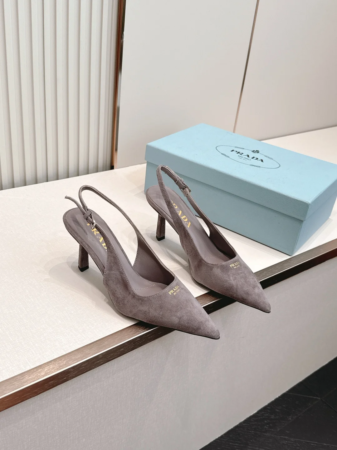 Женские туфли Prada с острым носком и каблуком 7.5 см