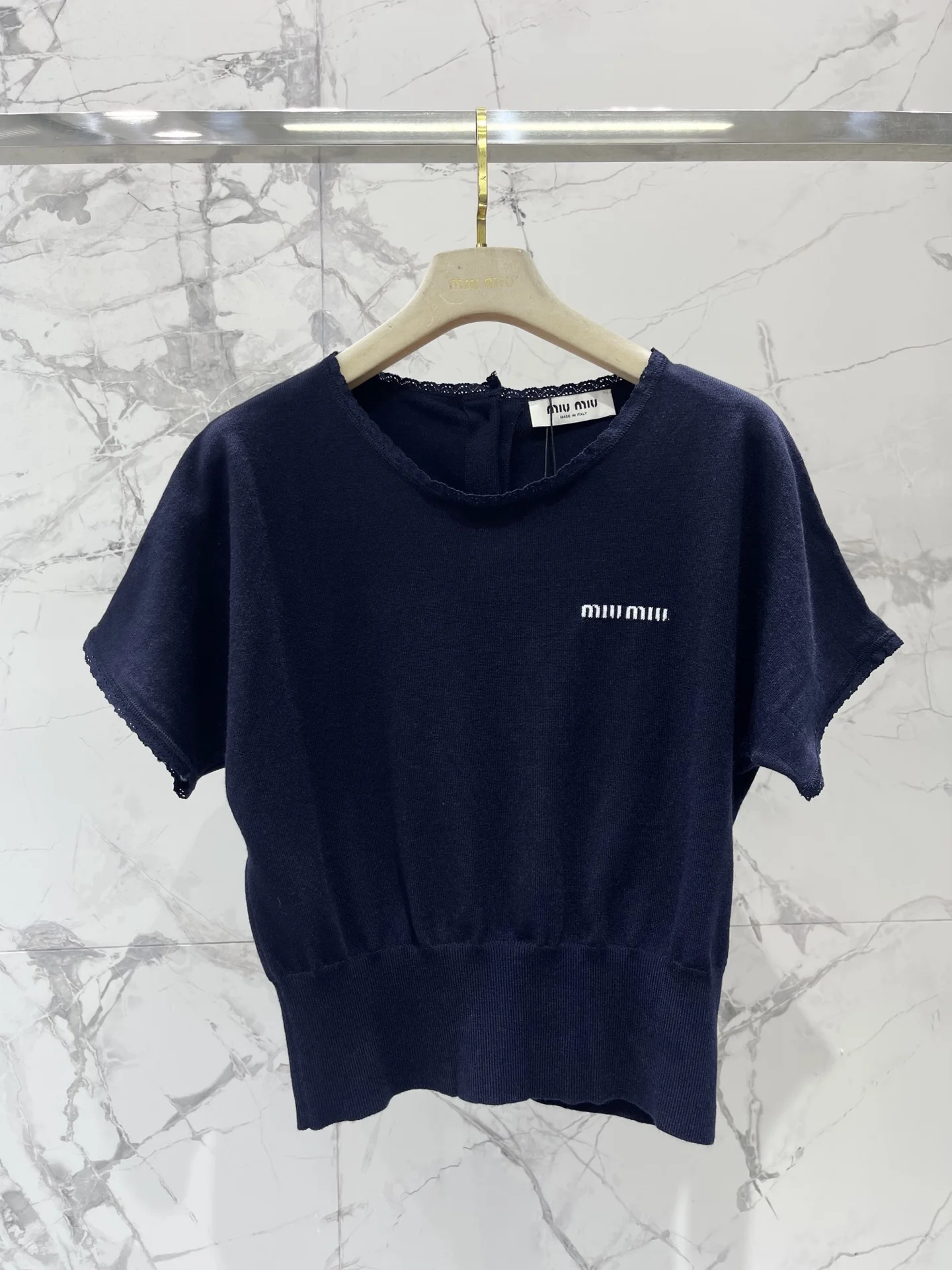 Женский укороченный топ Miu Miu с кружевной отделкой