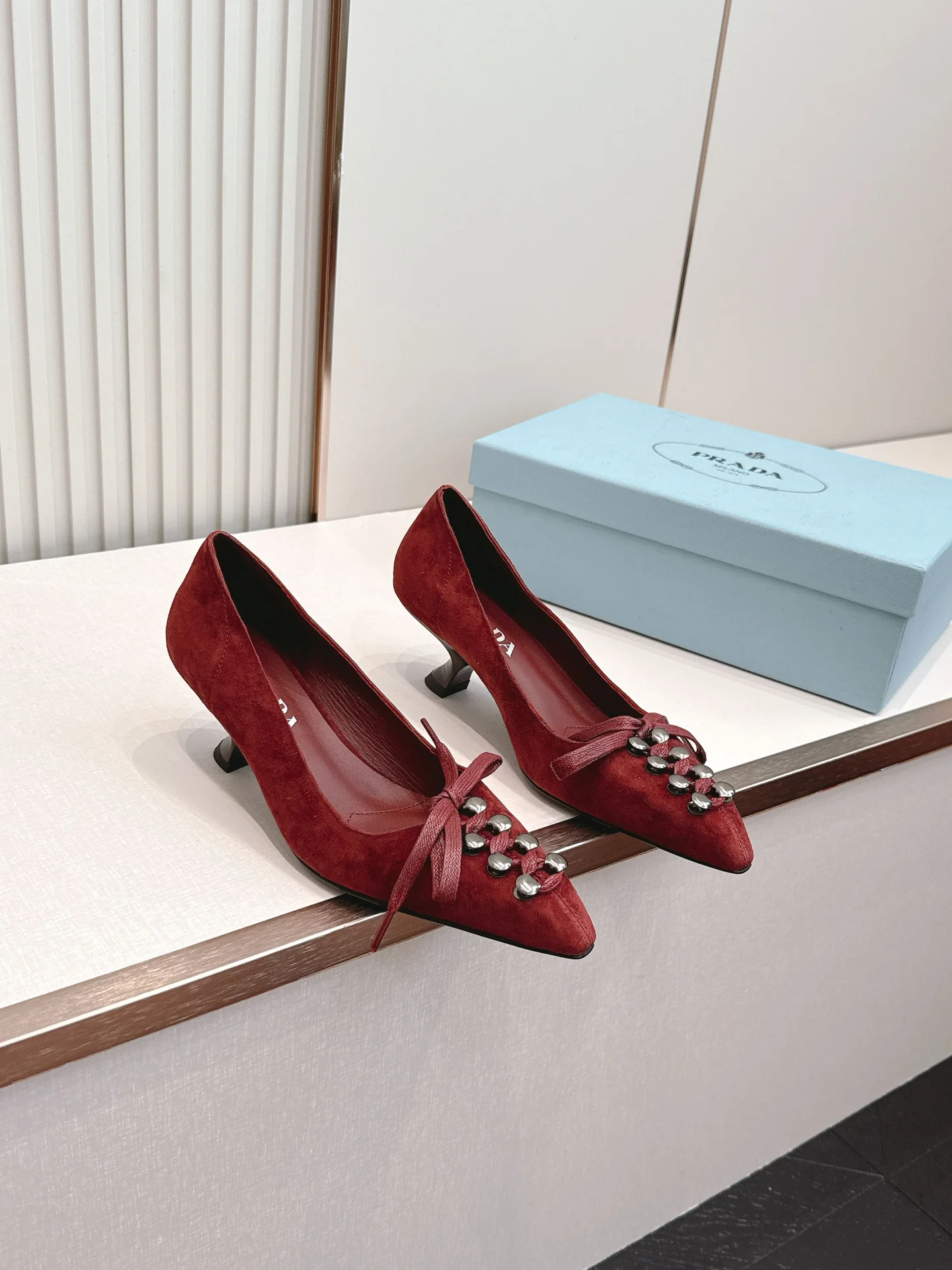 Женские туфли Prada, острый носок, средний каблук, декор
