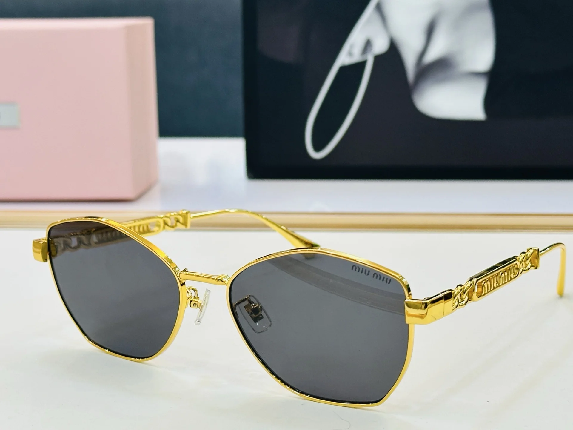 Солнцезащитные очки Miu Miu золотистые - изображение 1