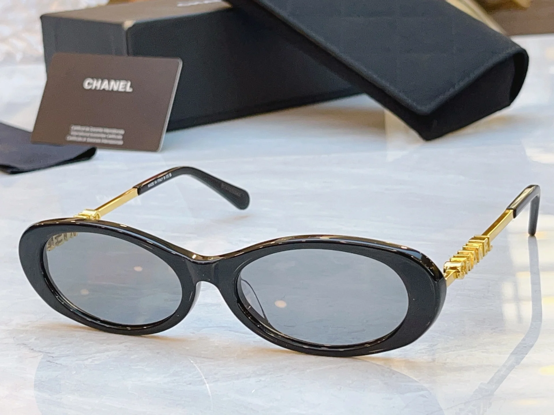 Солнцезащитные очки Chanel, модель CH5565A, черные - изображение 1