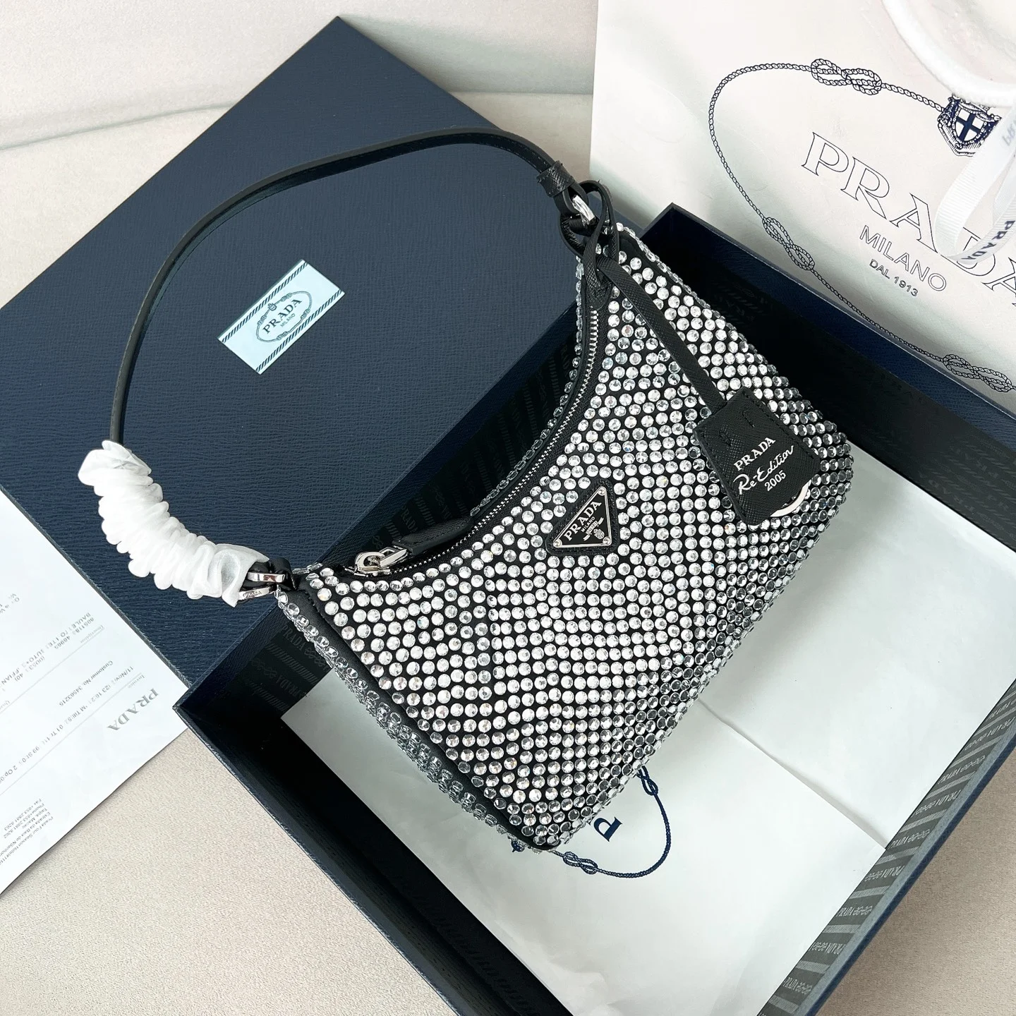 Женская сумка-хобо Prada Re-Edition 2005 в кристаллах черного цвета