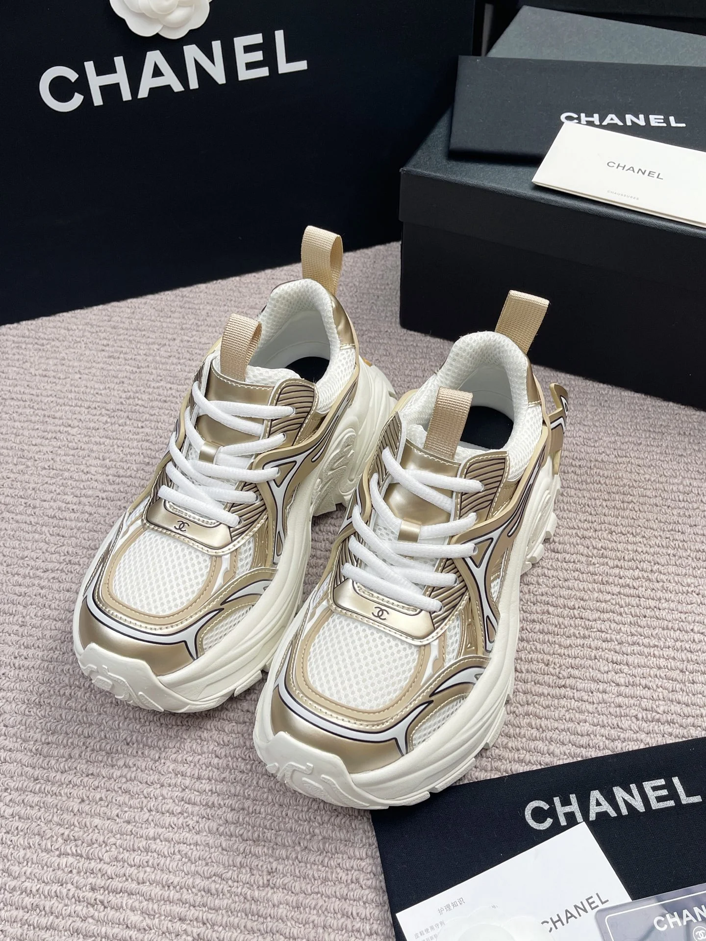 Женские кроссовки Chanel белые с золотистыми вставками - изображение 1