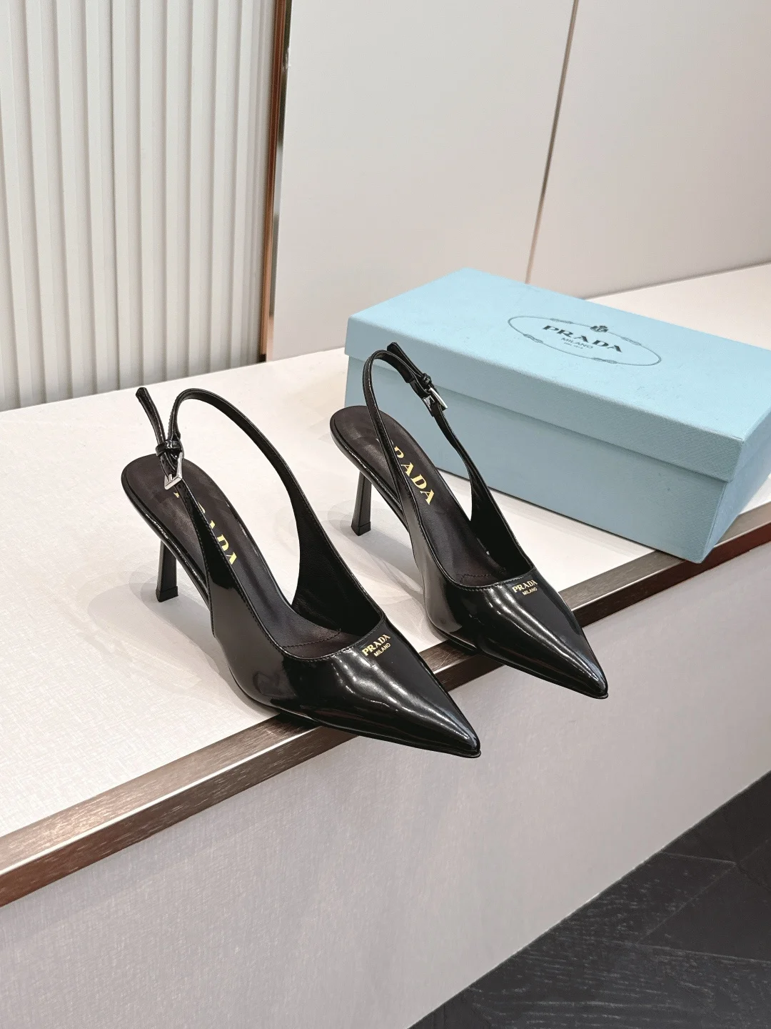 Черные босоножки Prada с острым носком - изображение 1