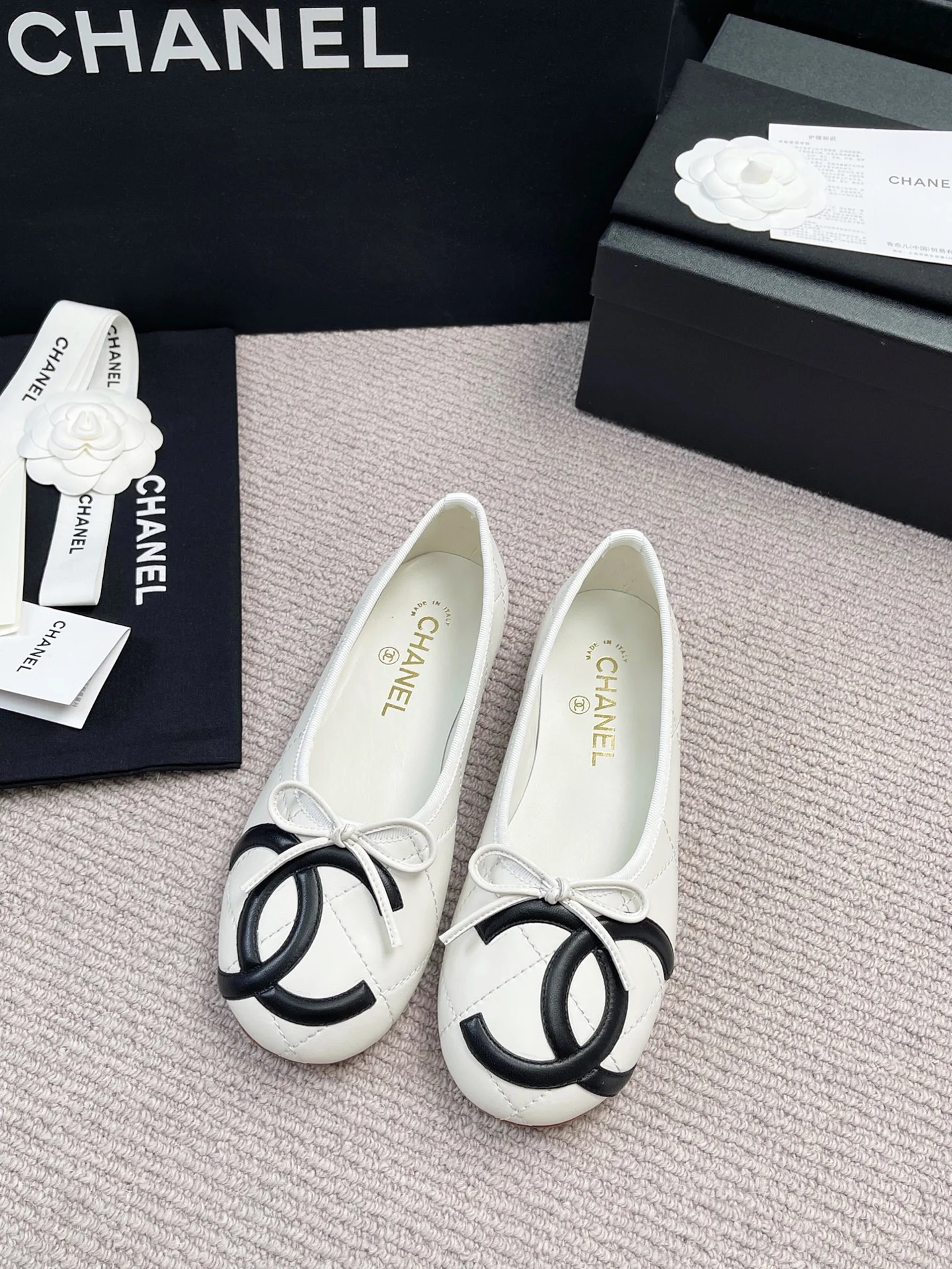Лоферы женские Chanel белые с логотипом