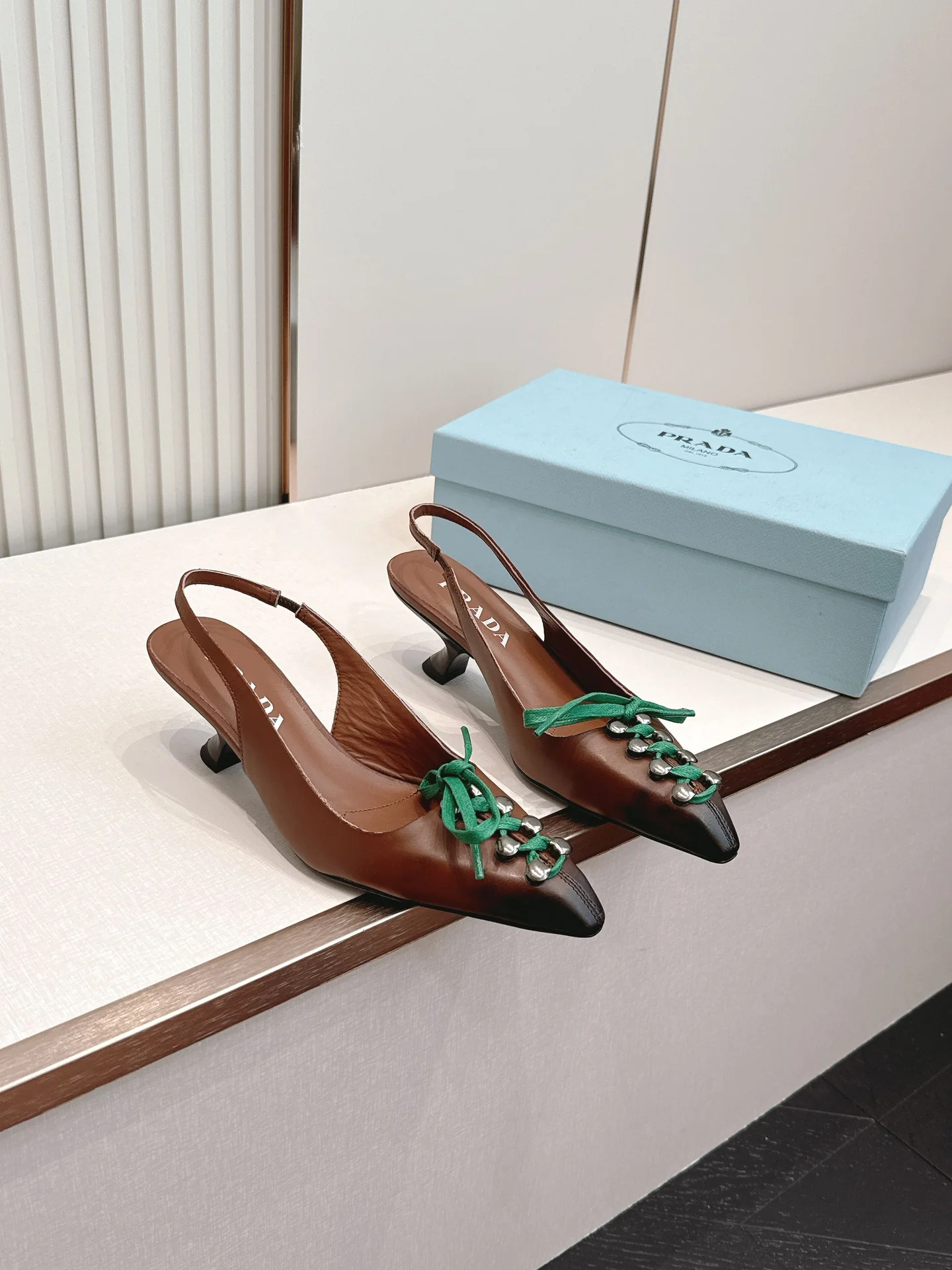 Босоножки женские Prada с острым носком - изображение 1