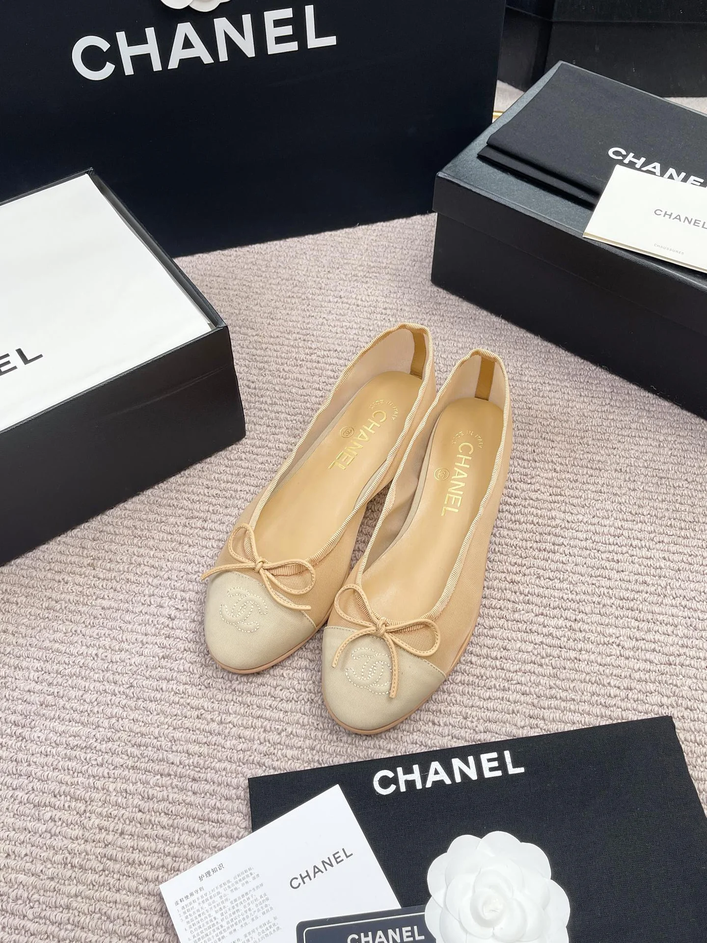 Женские балетки Chanel, бежевые с бантом - изображение 1