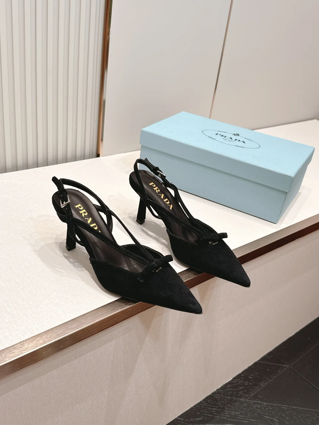 Женские черные туфли Prada с бантом - изображение 1