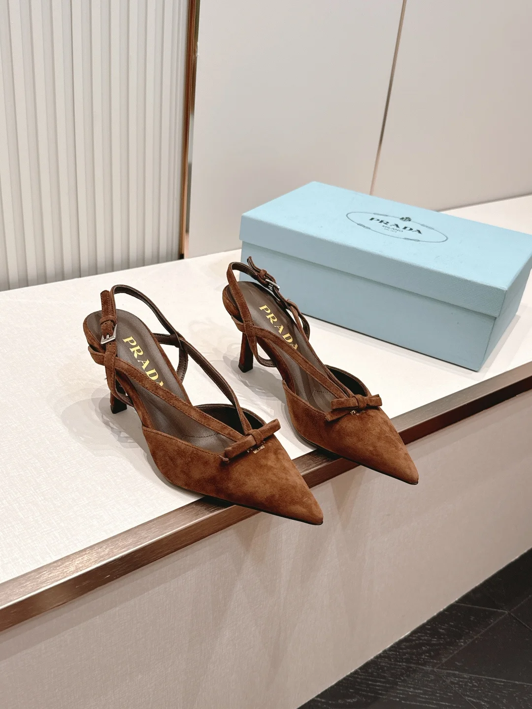 Женские замшевые туфли PRADA с бантом и каблуком - изображение 1