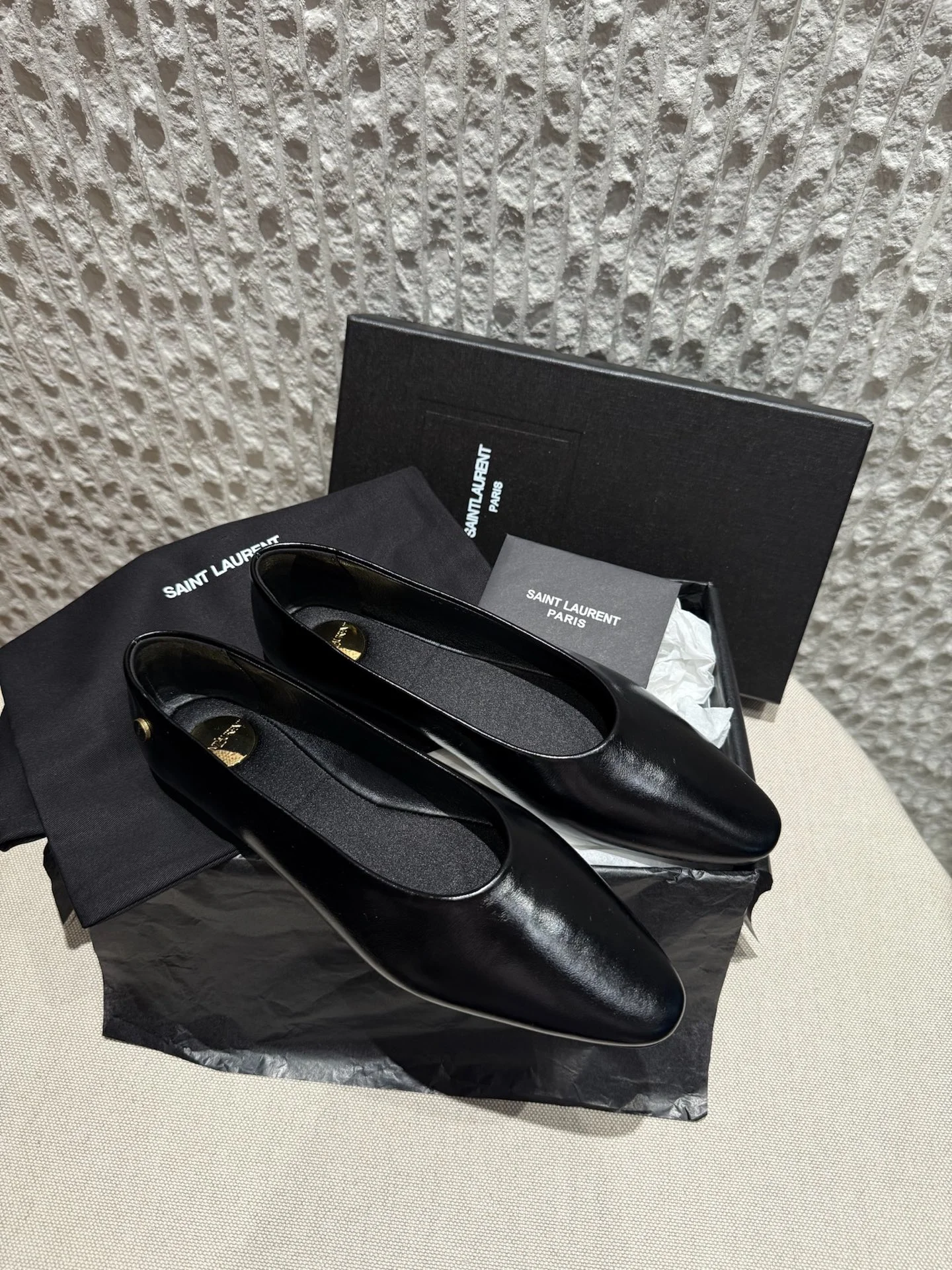 Женские туфли Saint Laurent чёрные с металлическим логотипом