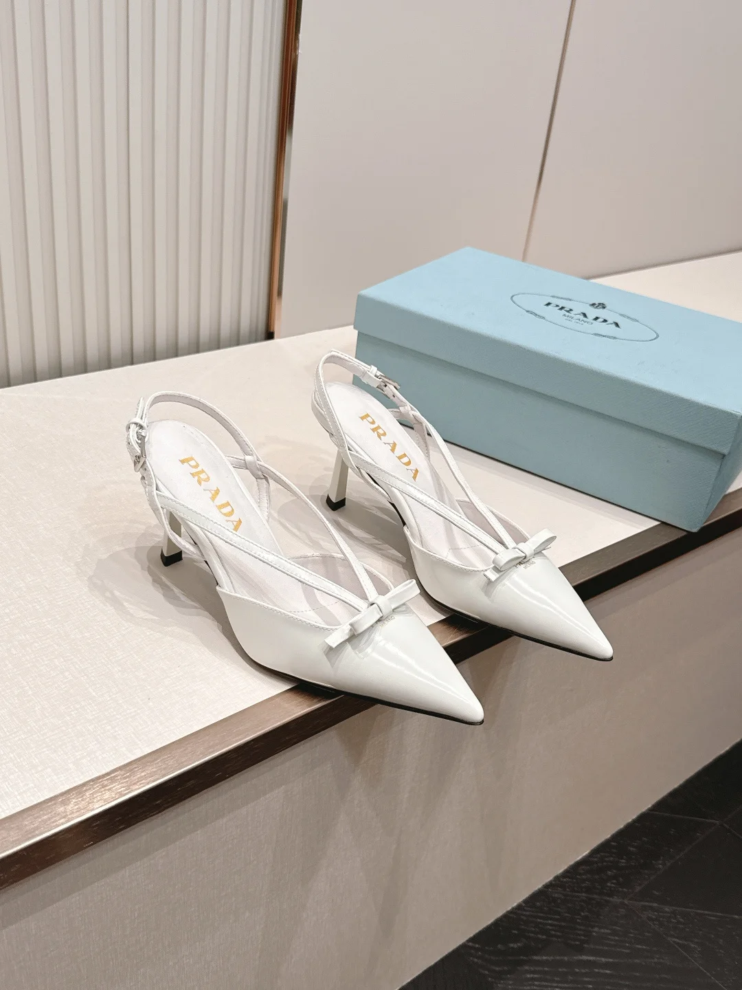 Женские туфли Prada белые с бантом и ремешком на щиколотке