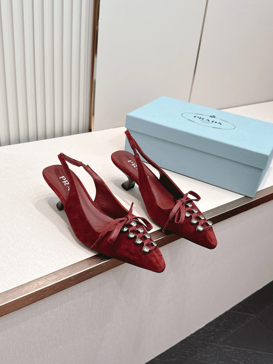Женские босоножки Prada P270 с острым носком и ремешком на щиколотку