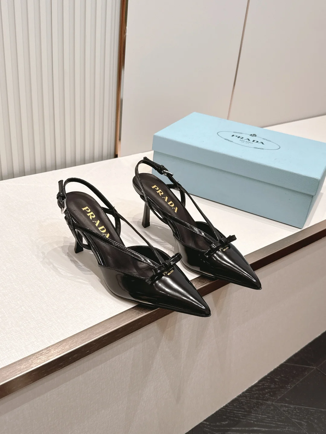 Босоножки женские черные Prada на шпильке с бантом - изображение 1