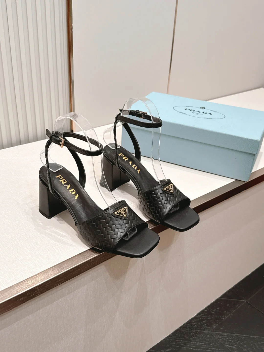 Женские босоножки Prada с треугольным застёжками и квадратным носком