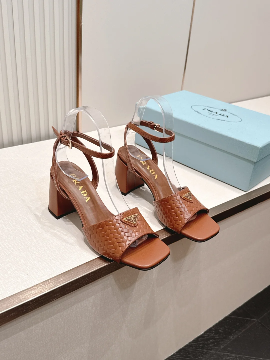 Босоножки женские Prada 7.5 см с плетеным верхом и прозрачным ремешком
