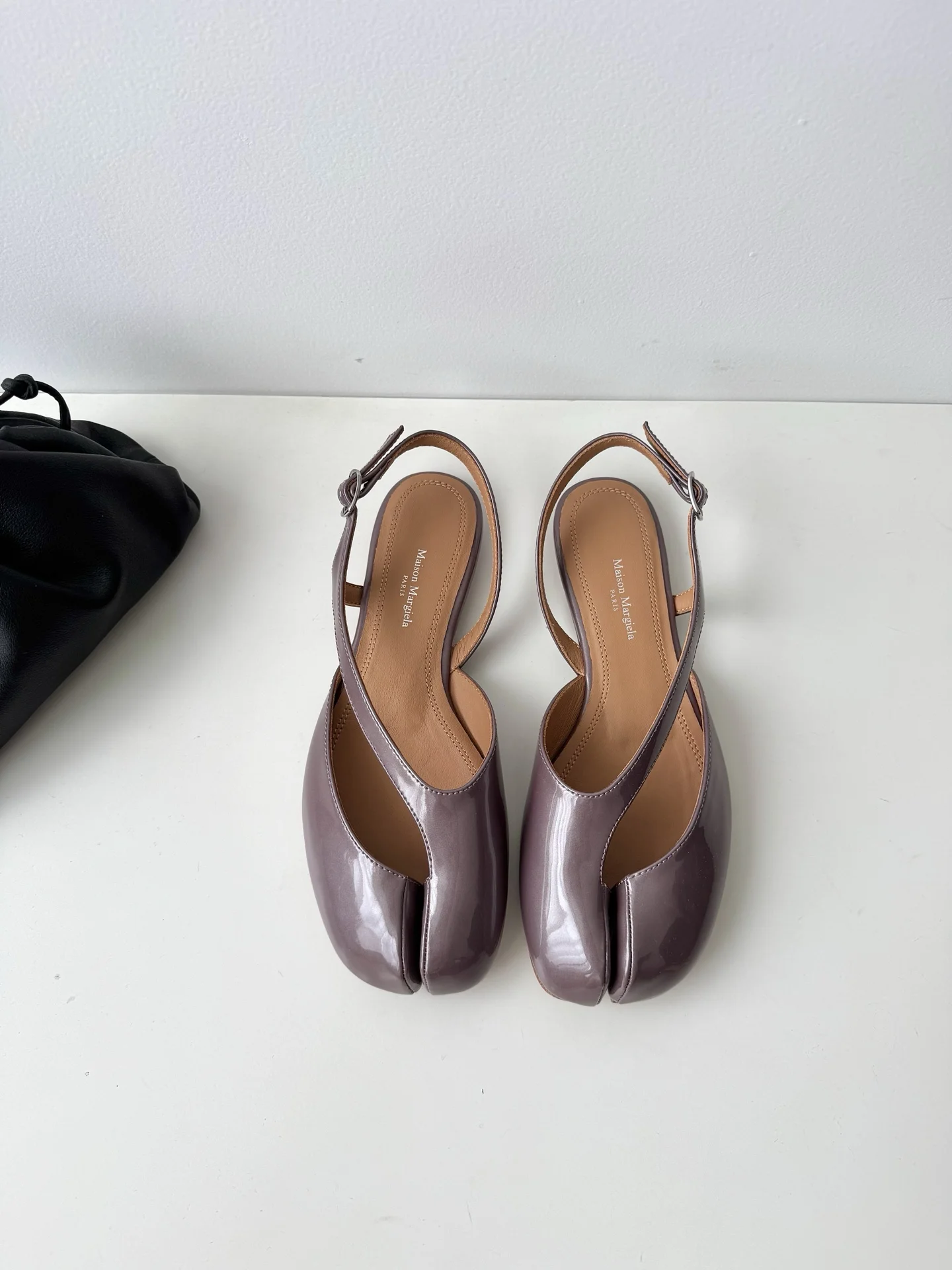 Сандалии Maison Margiela Tabi из лаковой кожи - изображение 1