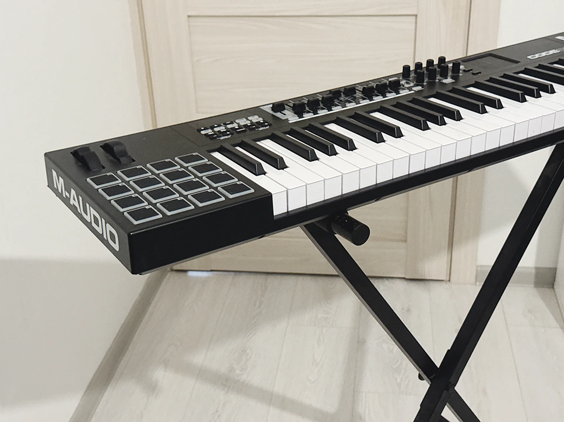 MIDI клавиатура M-AUDIO CODE 61 - миниатюра 3