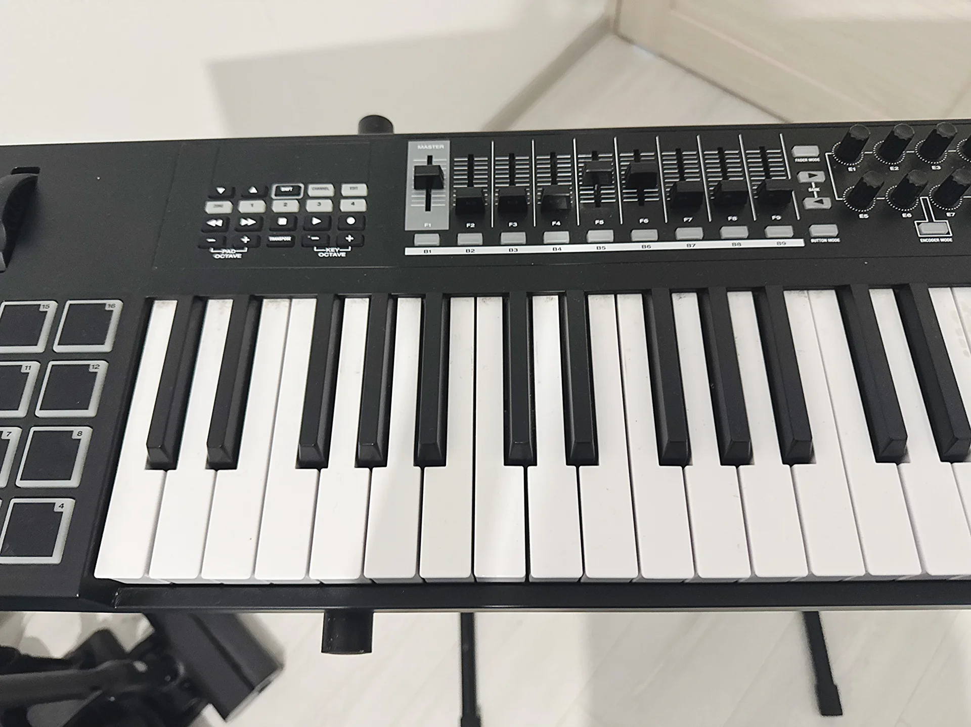 MIDI клавиатура M-AUDIO CODE 61 - миниатюра 4