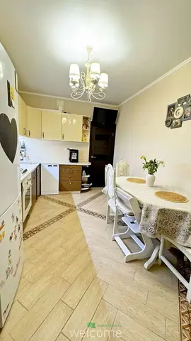 Продаю видовую двухкомнатную квартиру-распашонку...