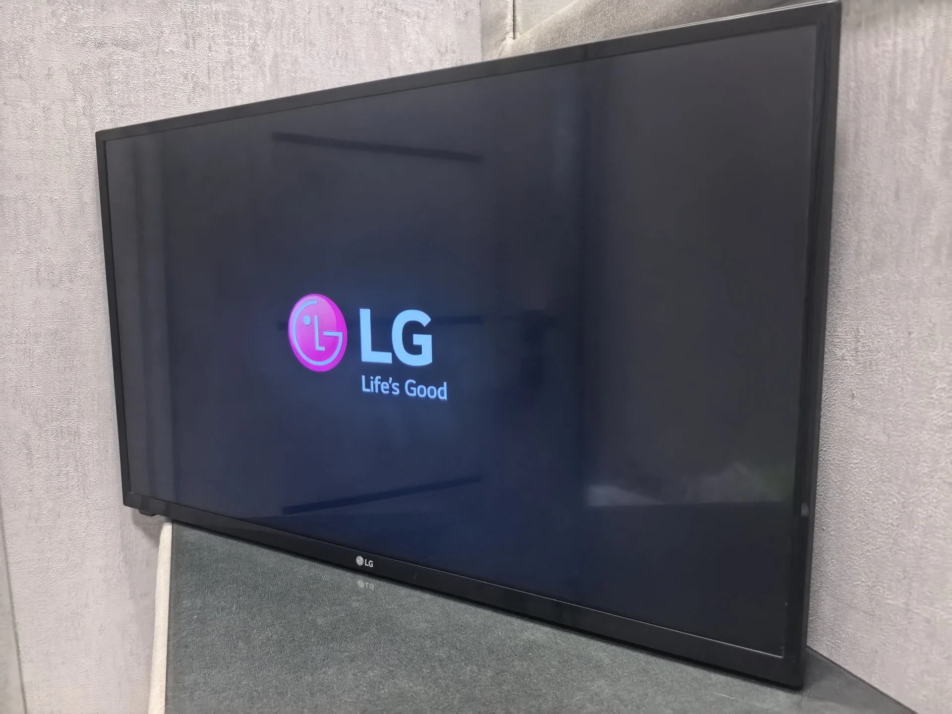 Телевизор LG 32LJ500V (Full HD, LED) + Кронштейн