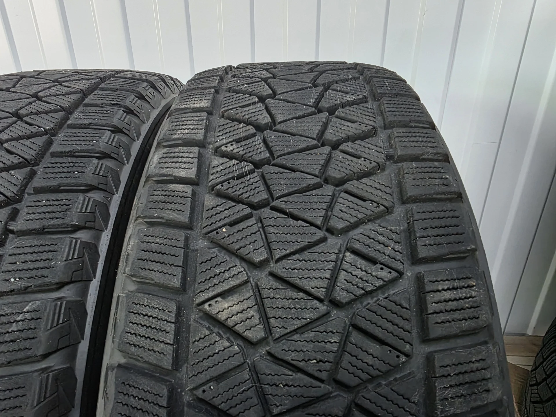 Шины 225/60R17 Bridgestone DM-V2 - миниатюра 2