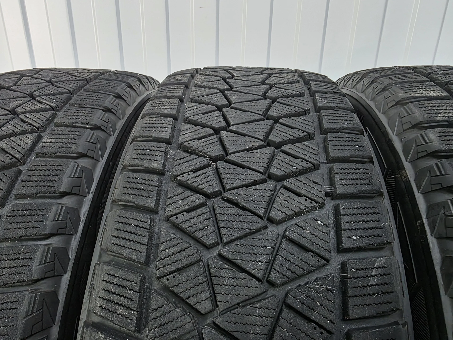 Шины 225/60R17 Bridgestone DM-V2 - миниатюра 3