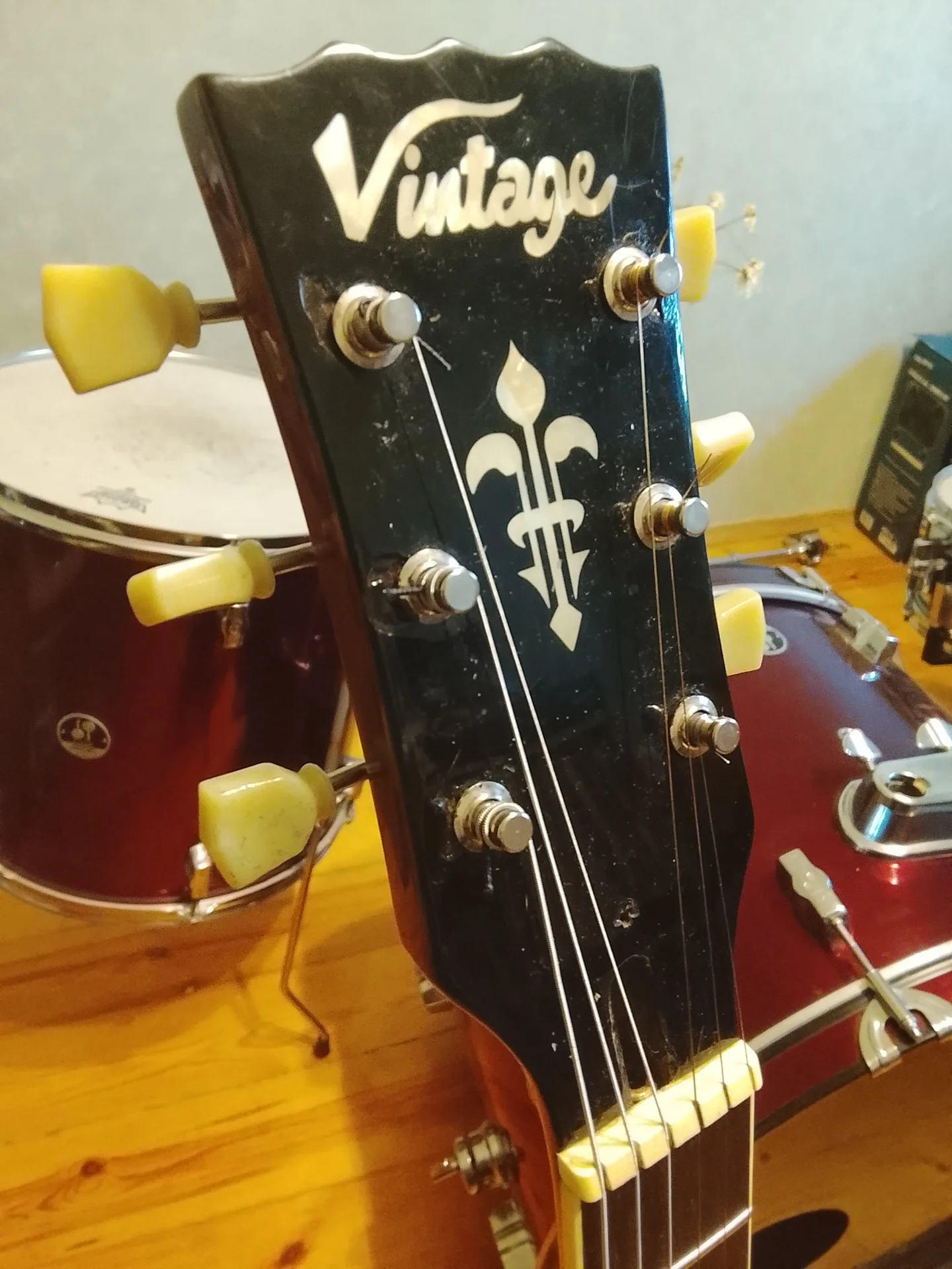 Электрогитара Vintage - миниатюра 3