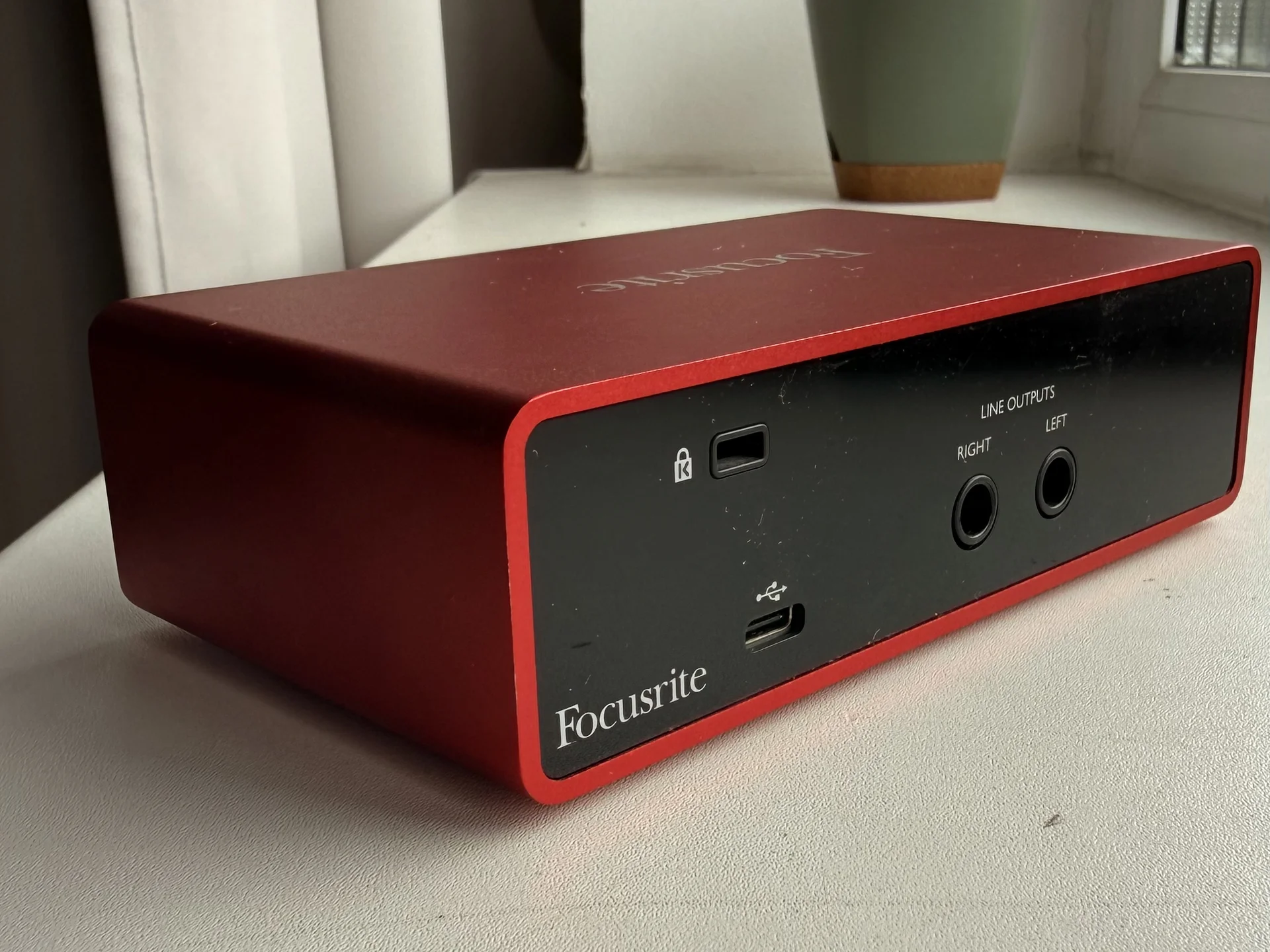 Звуковая карта focusrite scarlett solo 3rd gen - миниатюра 2