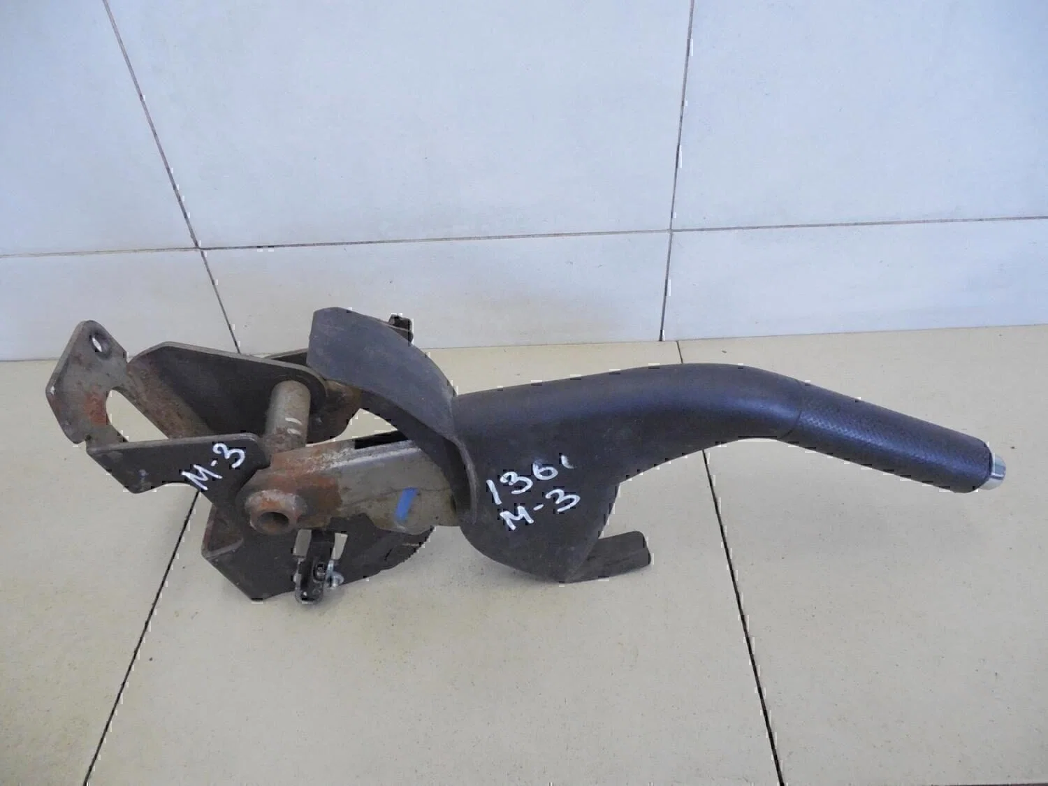 Рычаг стояночного тормоза MAZDA Mazda 3 (BK) 2002-2009 - миниатюра 2