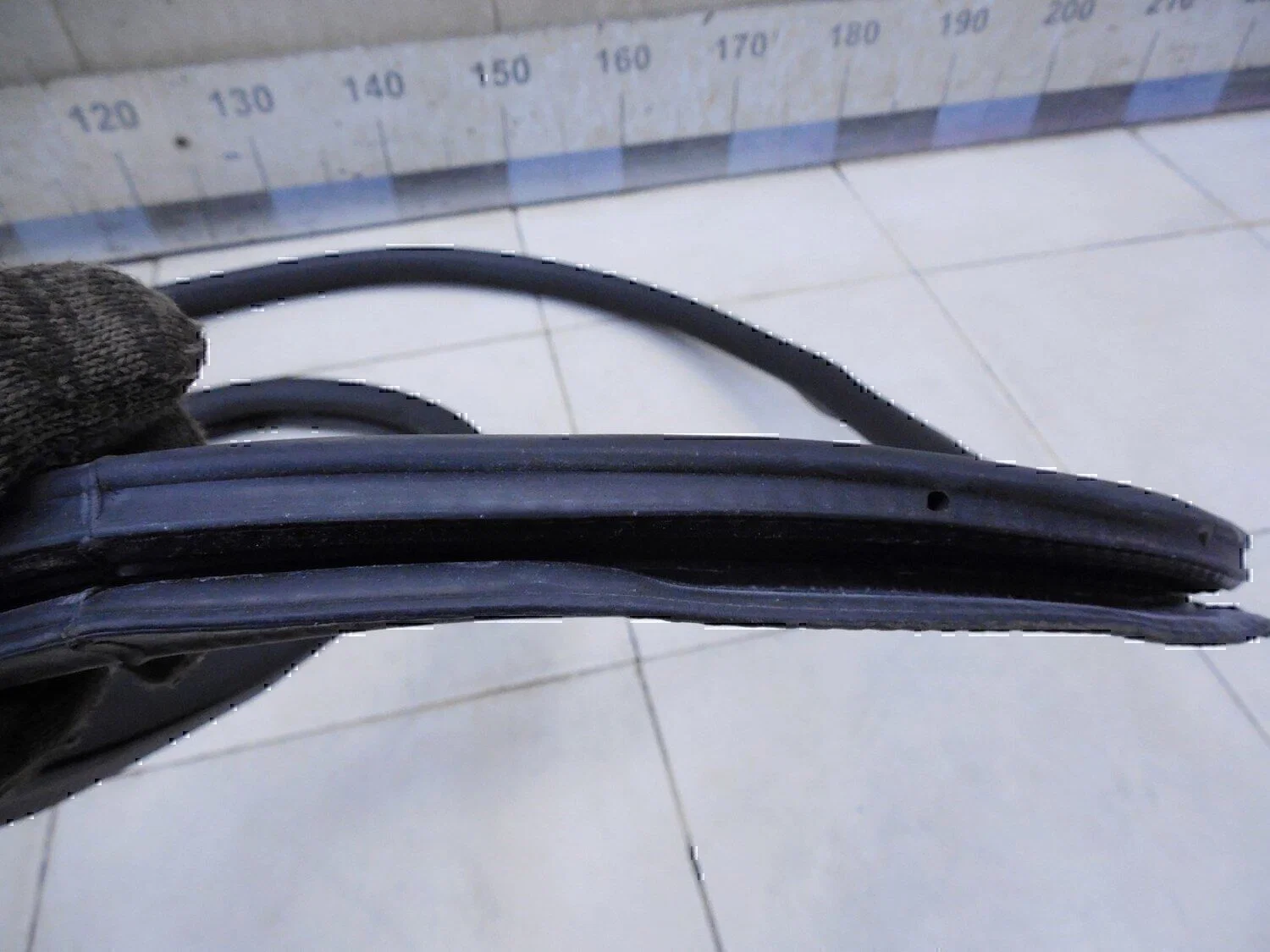 Уплотнитель (внутри) VW Golf V 2003-2009 - миниатюра 2