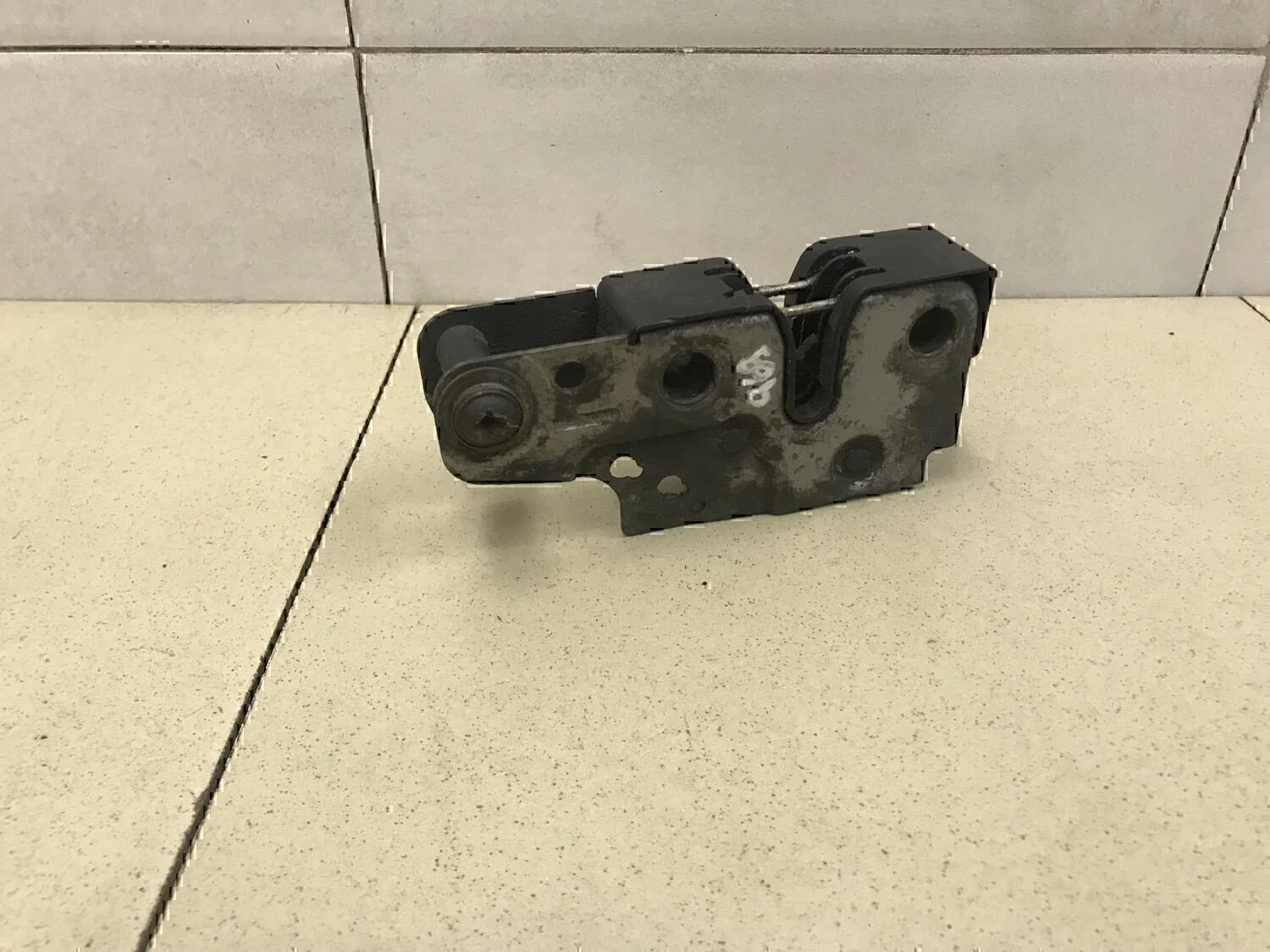 Замок капота VW Passat [B6] 2005-2010 - миниатюра 2