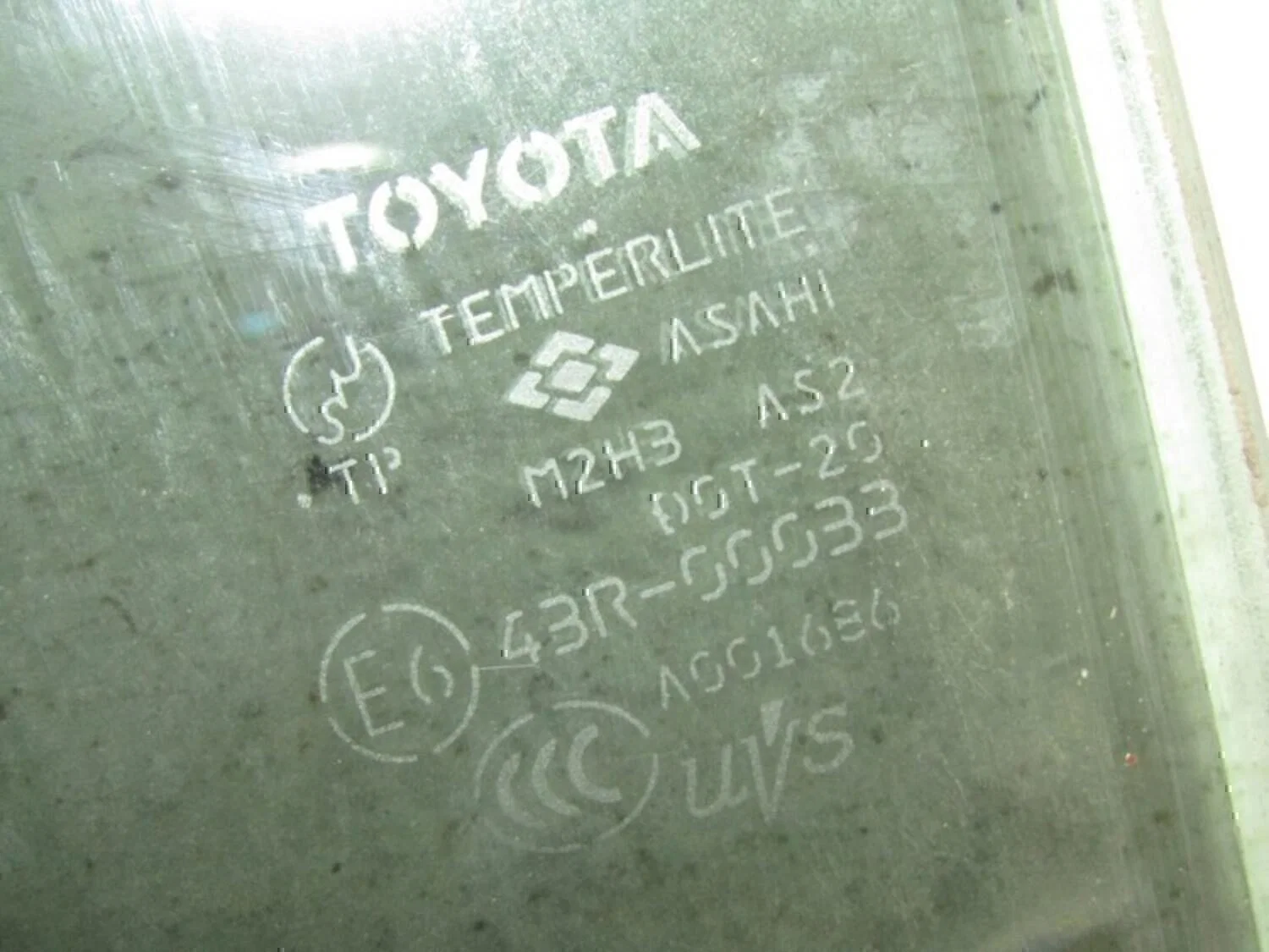 Стекло двери задней левой TOYOTA RAV 4 2000-2005 - миниатюра 2