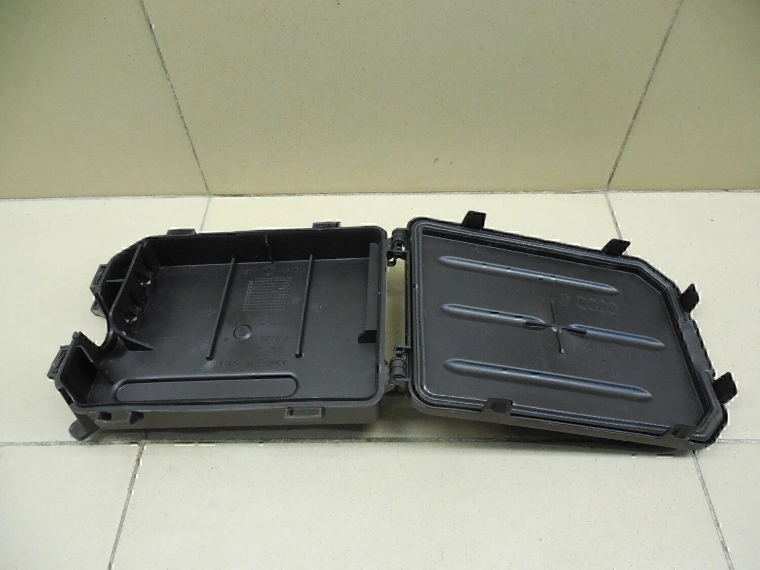 Корпус блока предохранителей Audi Golf V 2003-2009 - миниатюра 3