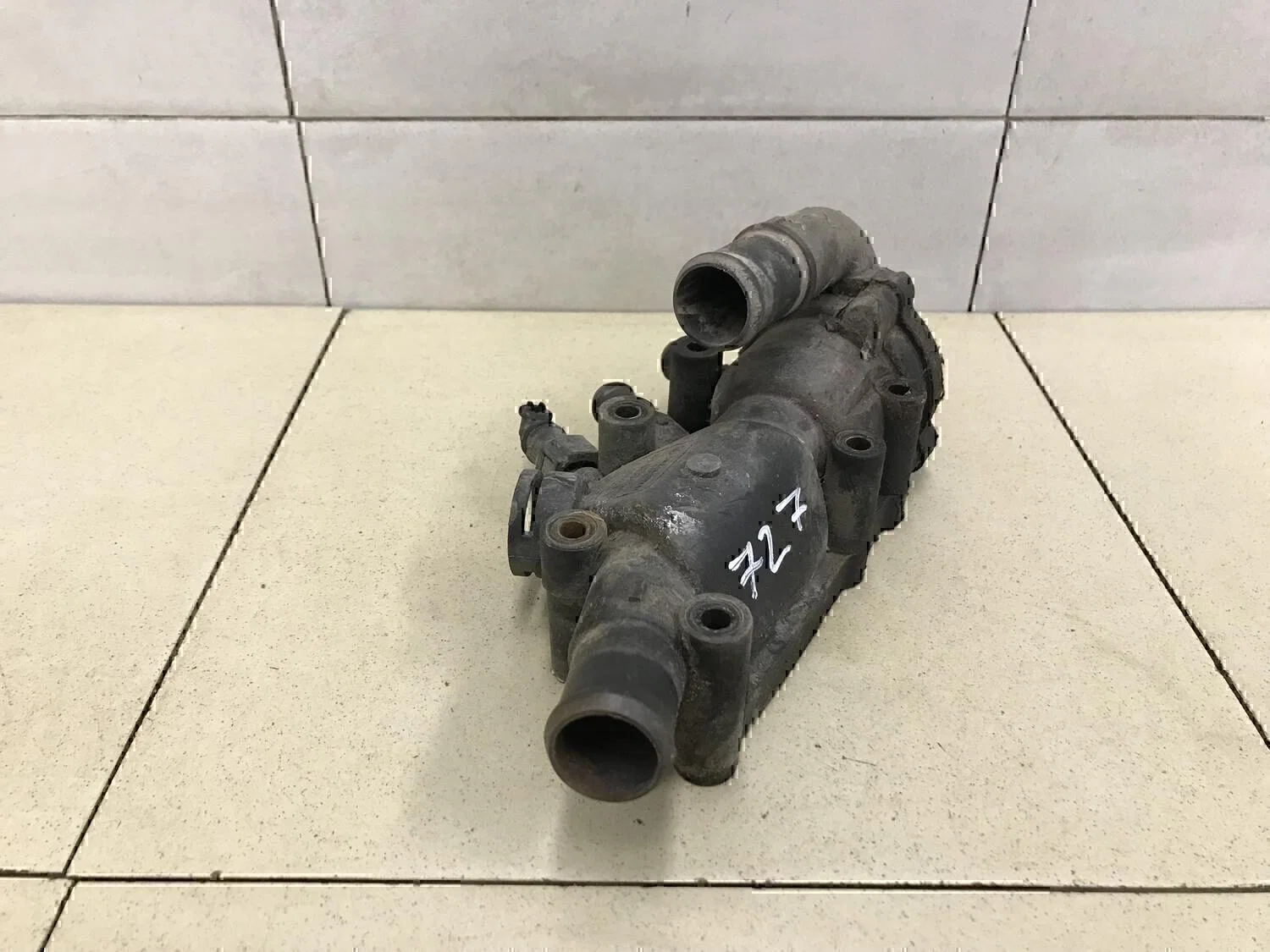 Корпус термостата FORD Fiesta 2001-2007 - миниатюра 3