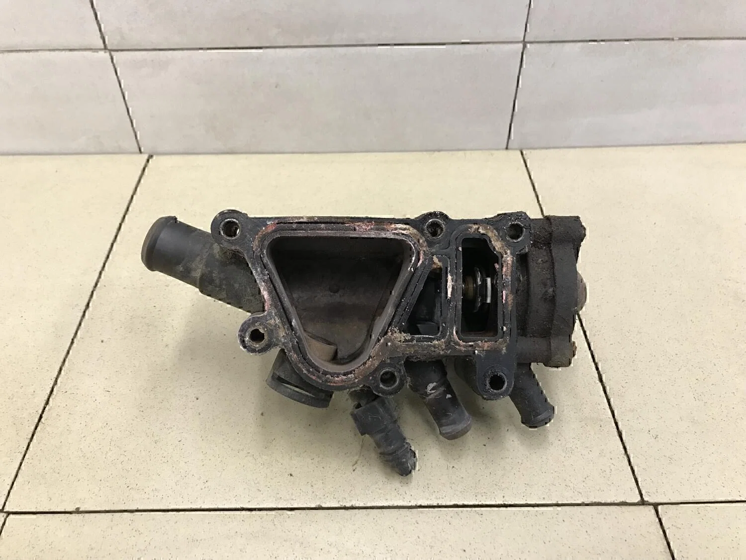 Корпус термостата FORD Fiesta 2001-2007 - миниатюра 4