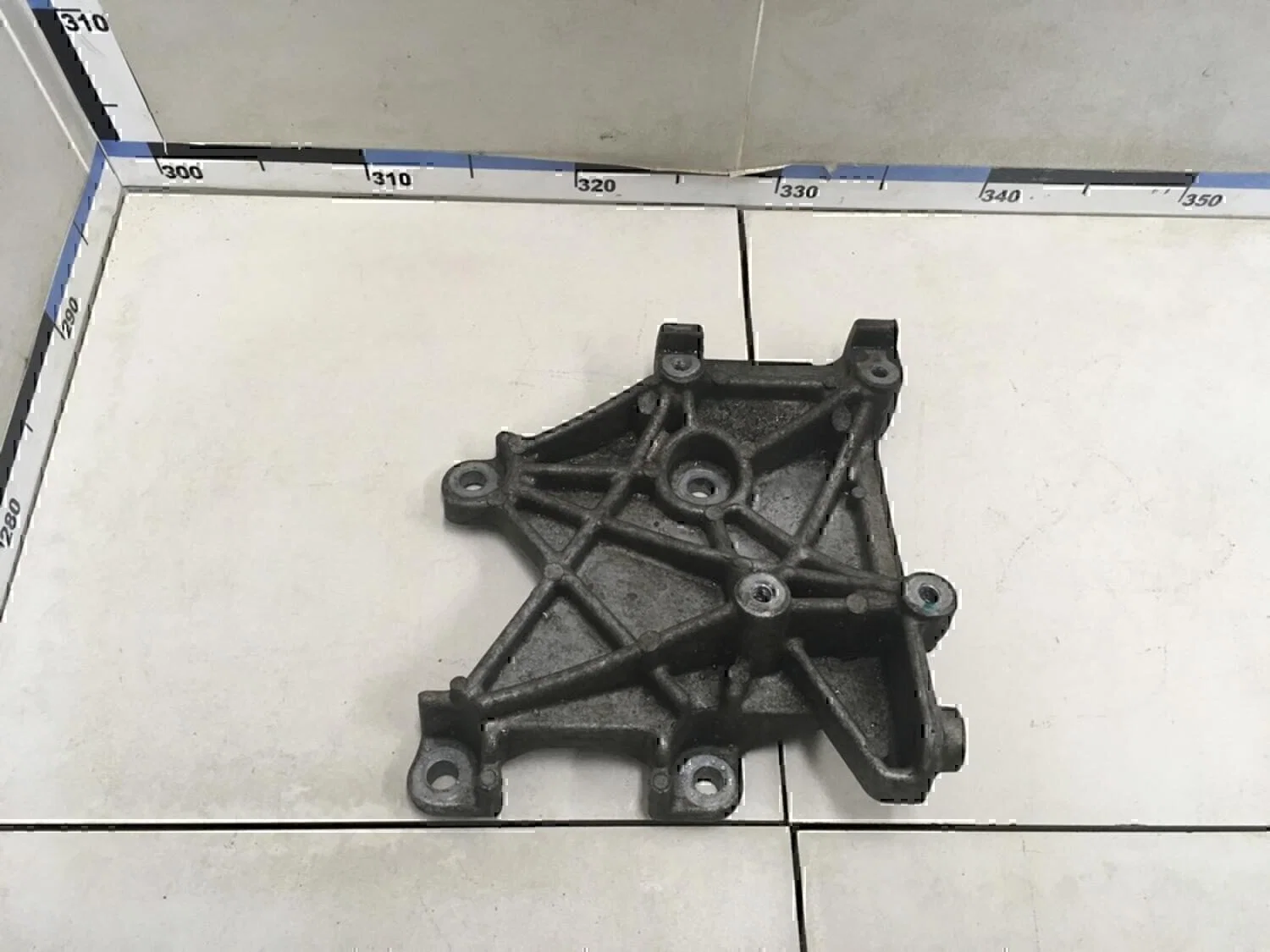Кронштейн кондиционера MITSUBISHI Space Star 1998-2004 - миниатюра 2