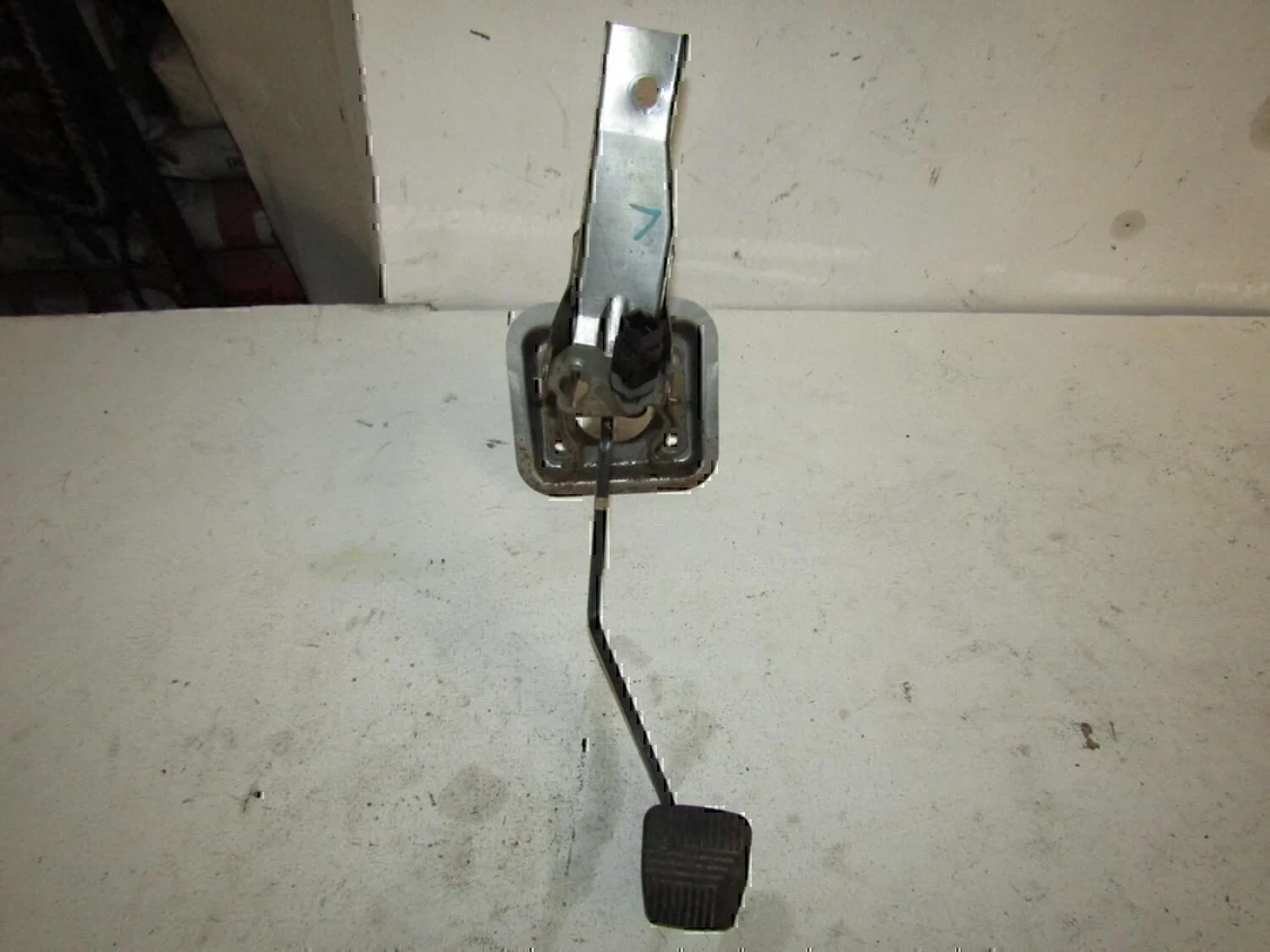 Педаль тормоза NISSAN Almera N16 2000-2006 - изображение 1