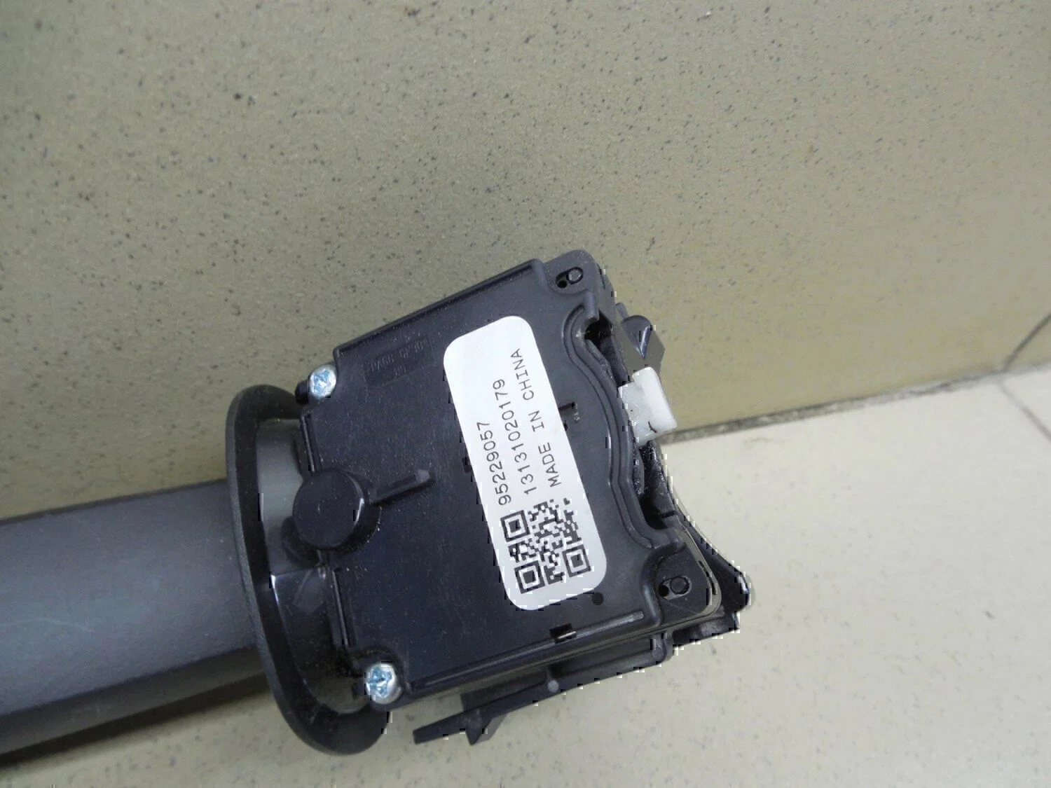 Переключатель поворотов подрулевой Chevrolet Aveo (T300) 2011> - миниатюра 2