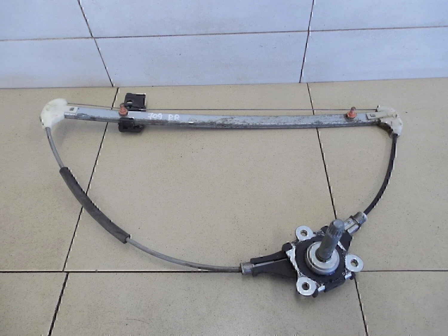 Стеклоподъемник механ. задний правый MAZDA Mazda 3 (BK) 2002-2009 - изображение 1