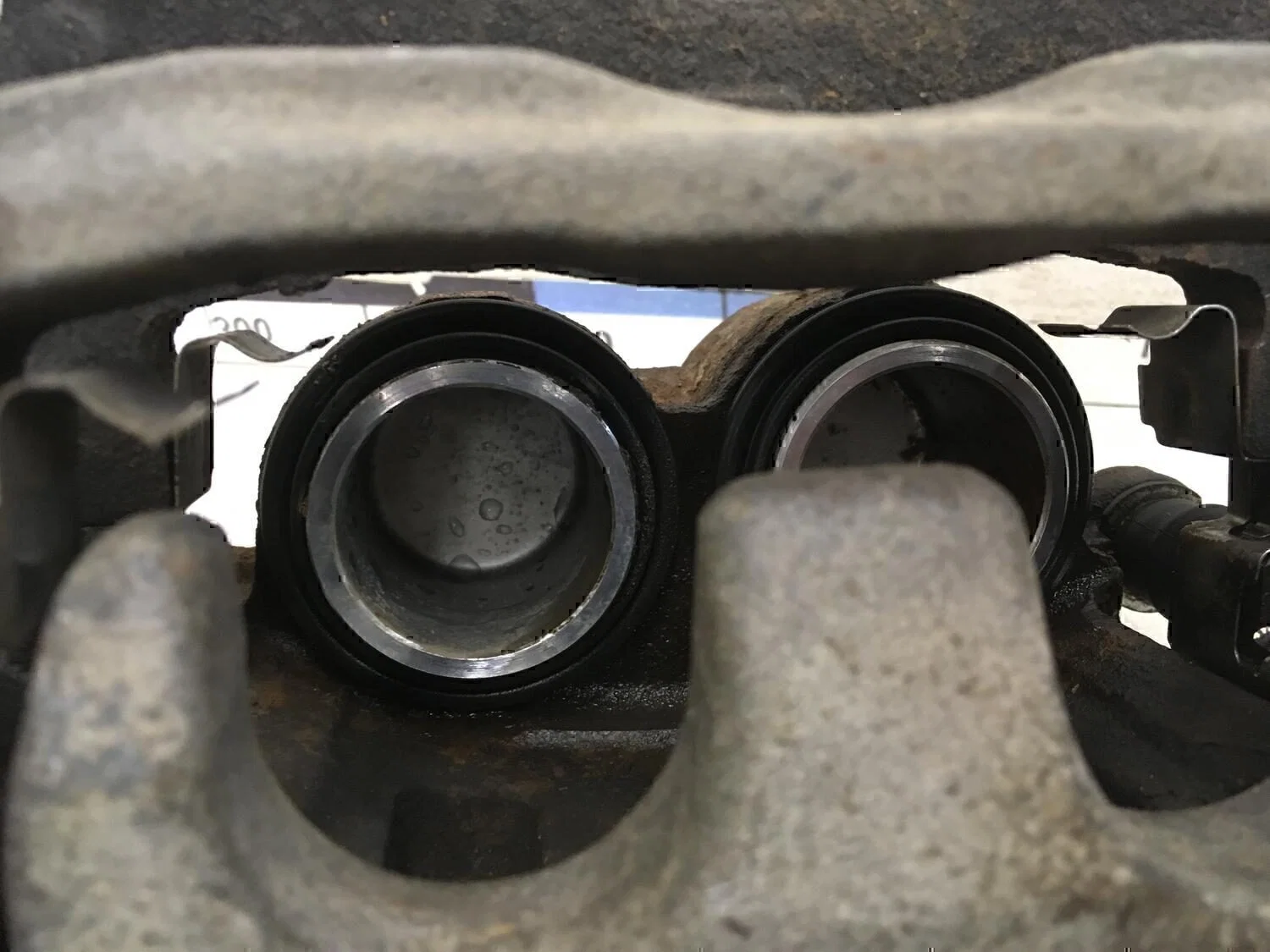 Суппорт передний правый Subaru Legacy Outback (B13) 2003-2009 - миниатюра 6