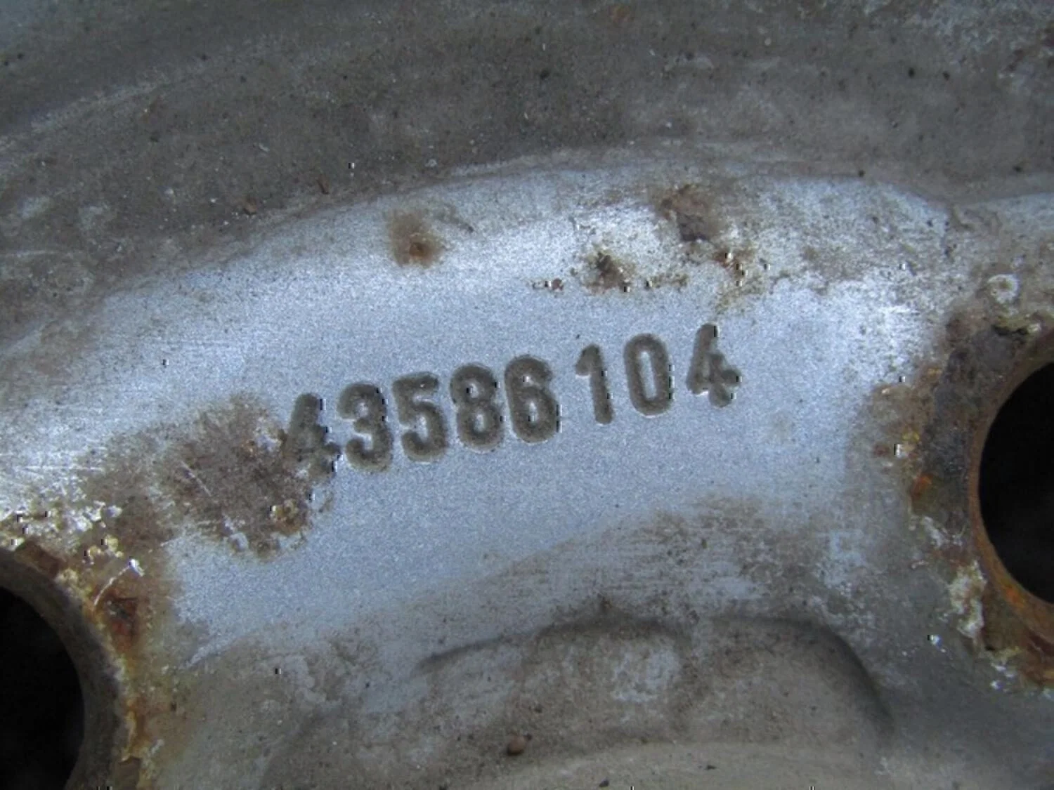 R15 GAZ Volga 3110 1997–2004 - миниатюра 3