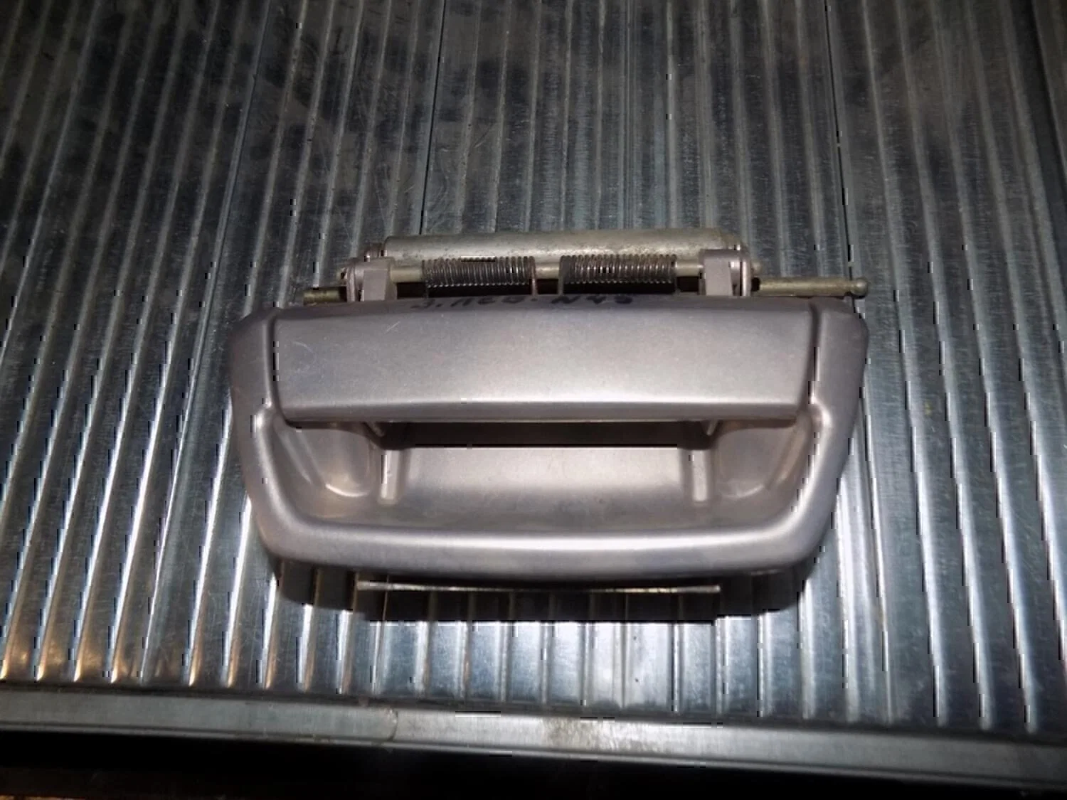 Ручка двери наружная левая GAZ Volga 31105 2004- - миниатюра 2