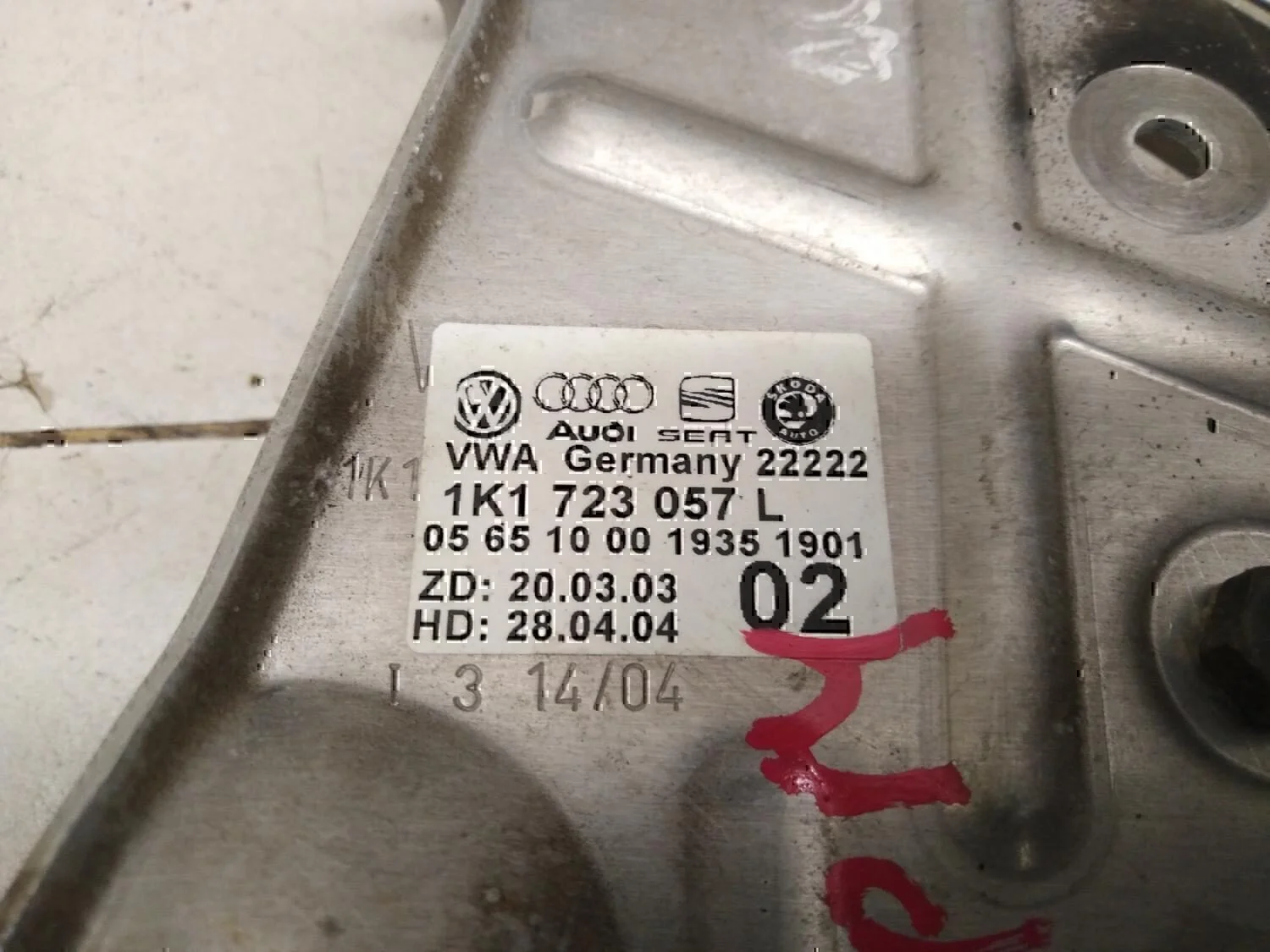Кронштейн VW Golf V 2003-2009 - миниатюра 4