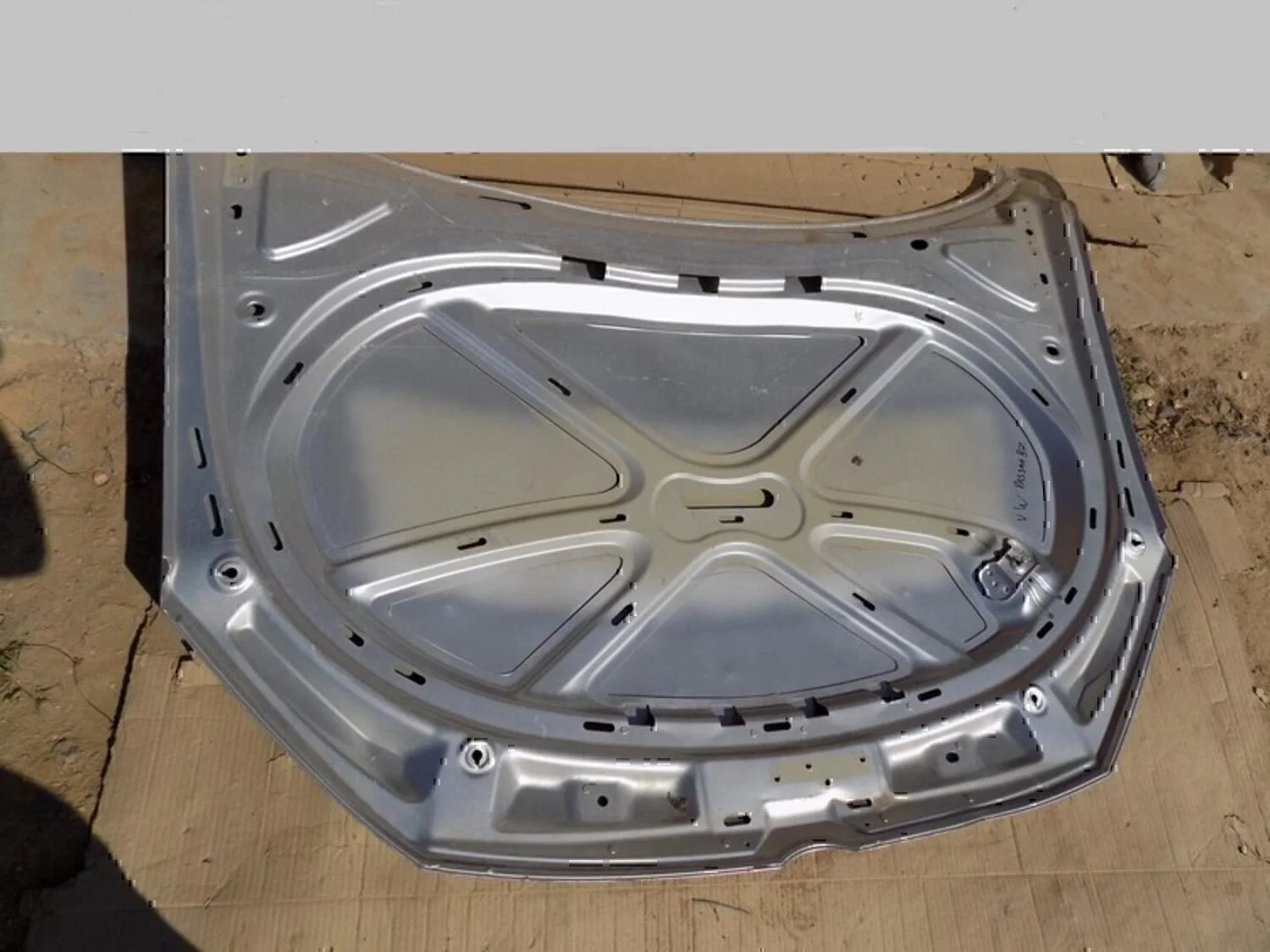Капот VW Passat [B7] 2011-2015 - миниатюра 8