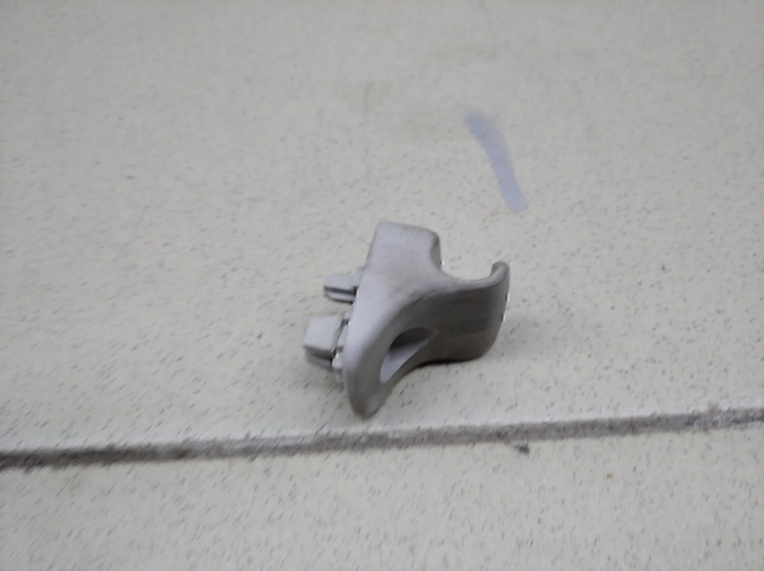 Крючок солнцезащитного козырька NISSAN Almera N16 2000-2006 - миниатюра 2