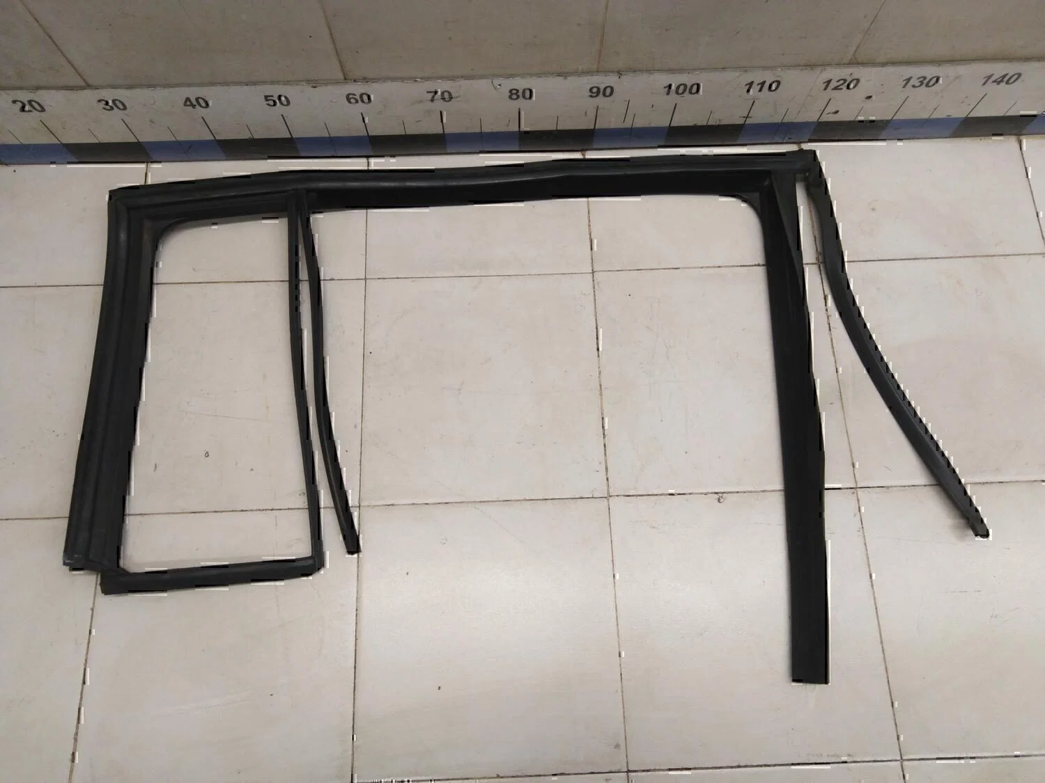 Уплотнитель стекла двери VW Touran 2003-2010 - изображение 1