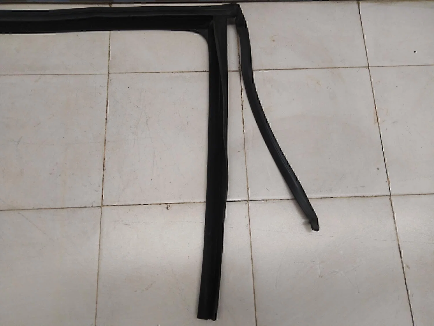 Уплотнитель стекла двери VW Touran 2003-2010 - миниатюра 2
