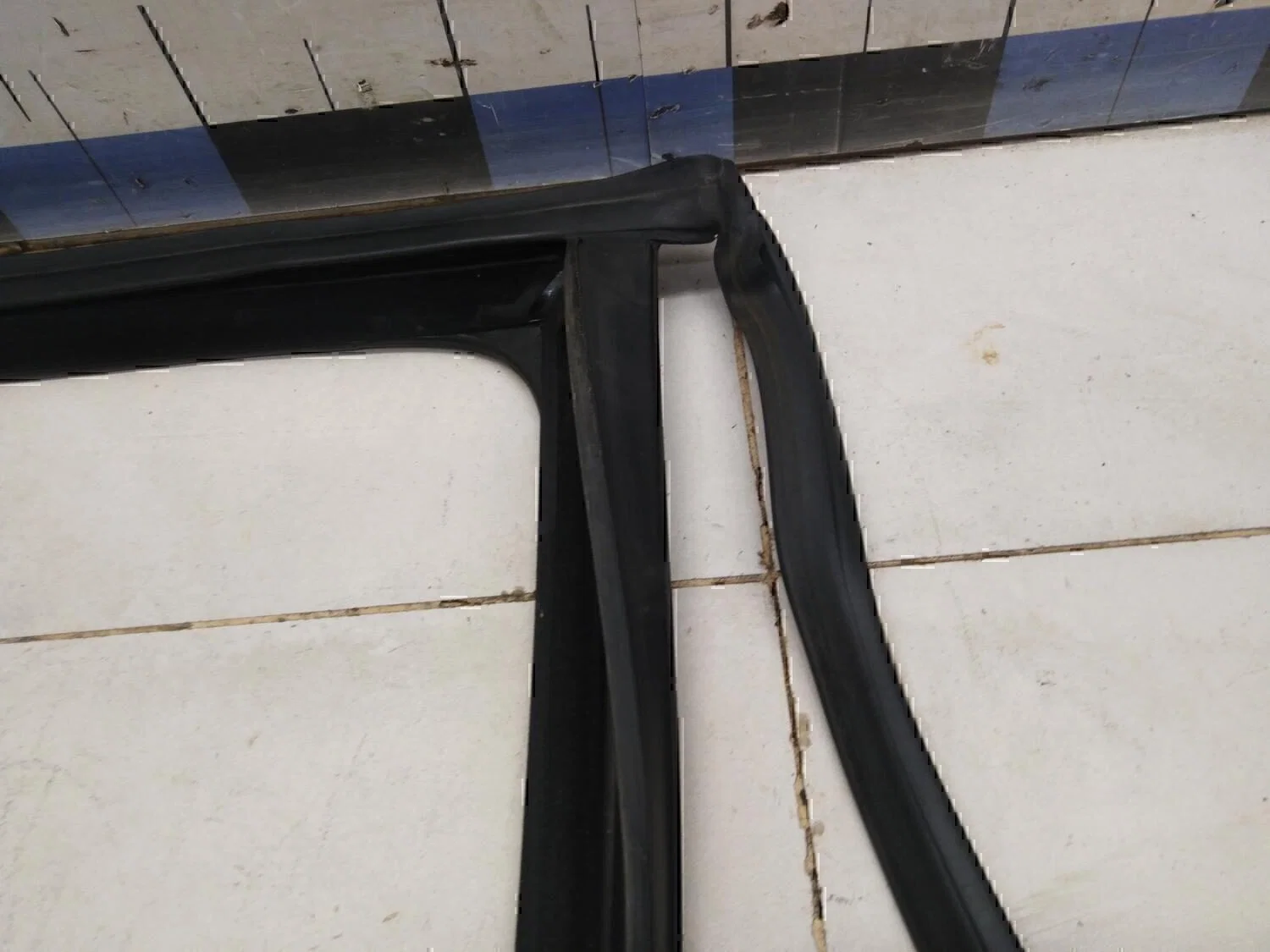Уплотнитель стекла двери VW Touran 2003-2010 - миниатюра 5