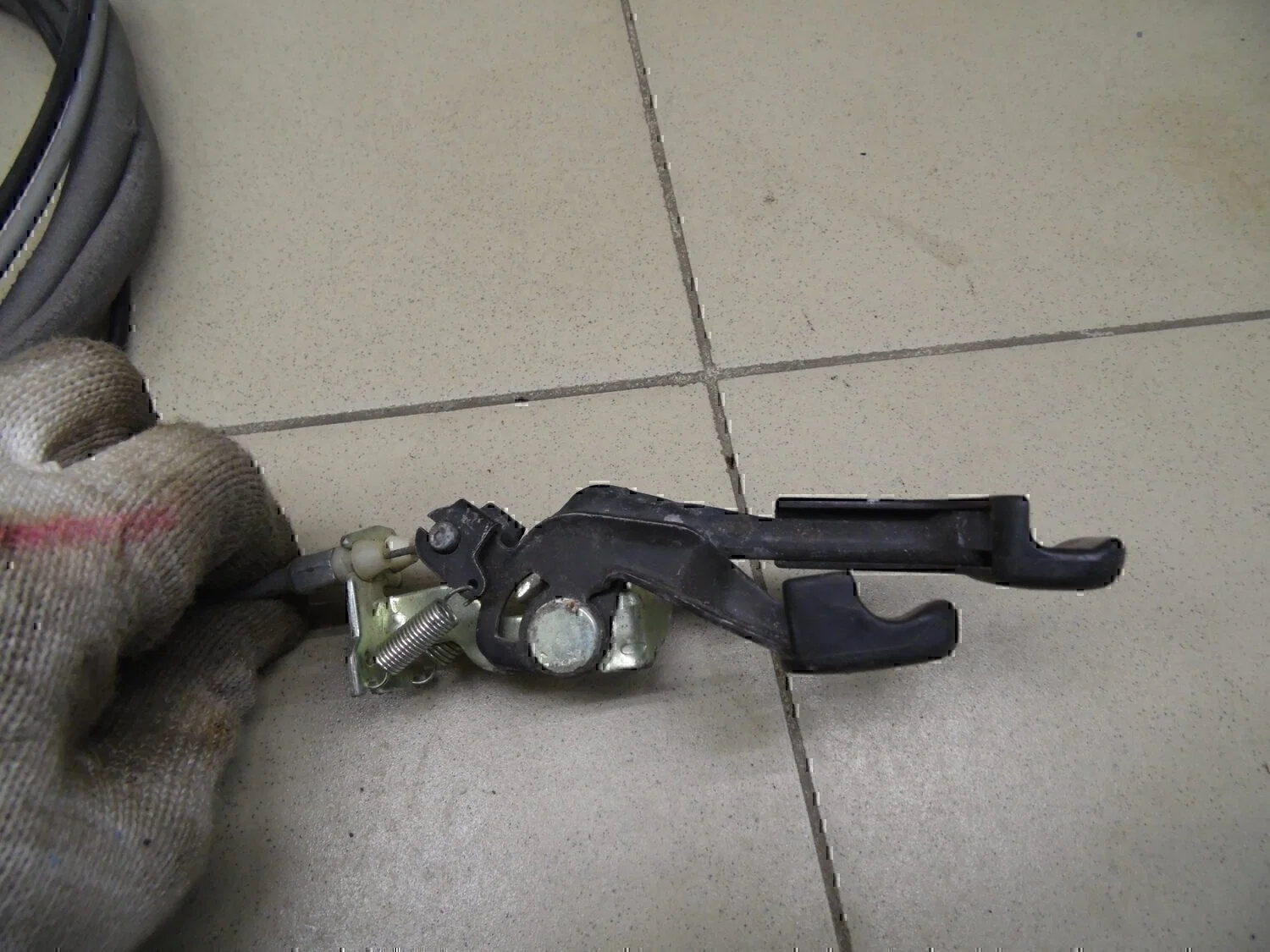 Ручка открывания багажника Chevrolet Lanos 2004-2010 - миниатюра 3