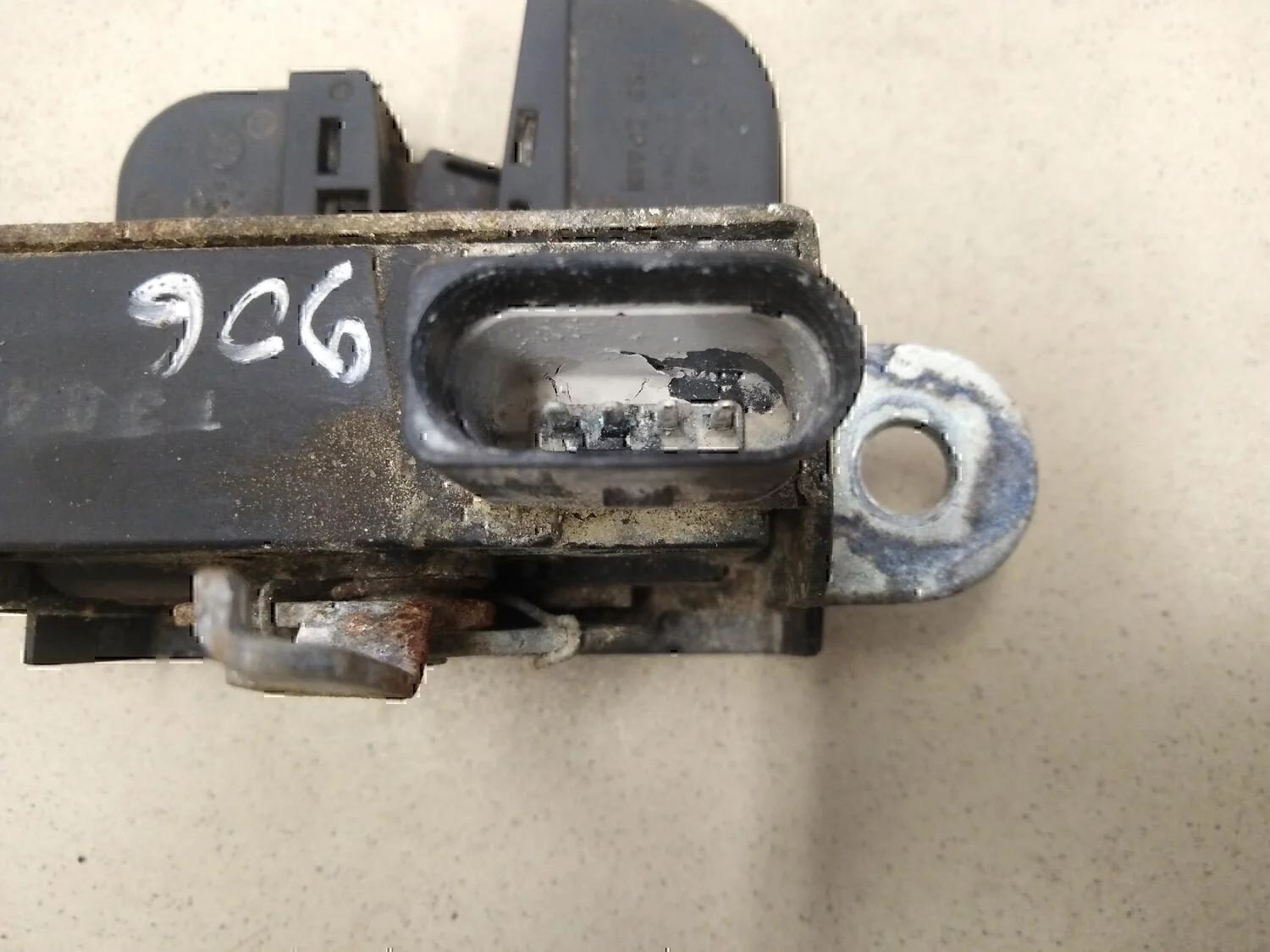 Замок багажника VW Golf V 2003-2009 - миниатюра 4